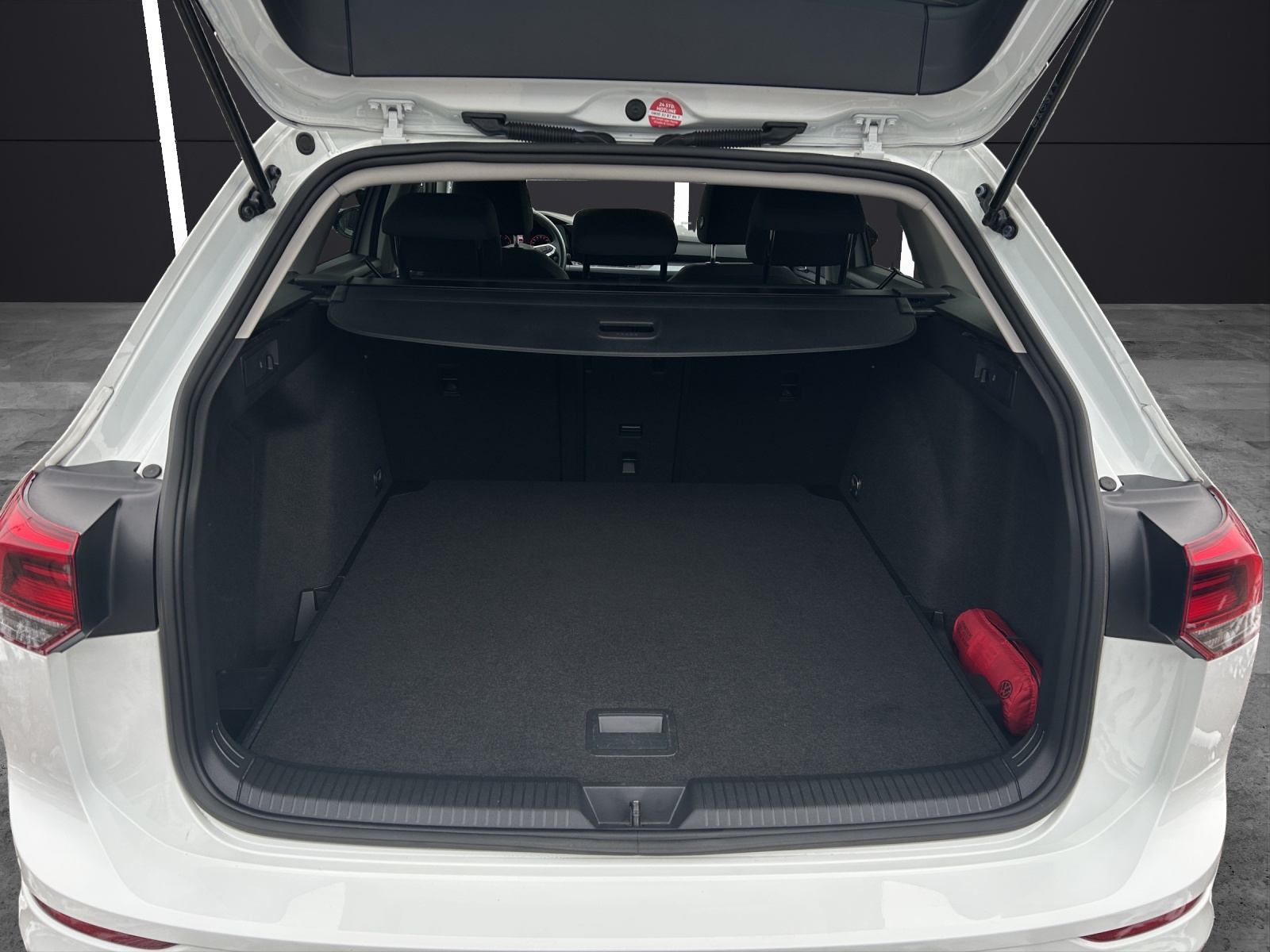 Fahrzeugabbildung Volkswagen Golf VIII Variant Active TDI DSG LED ACC SH RearView Ambiente Navi Klima