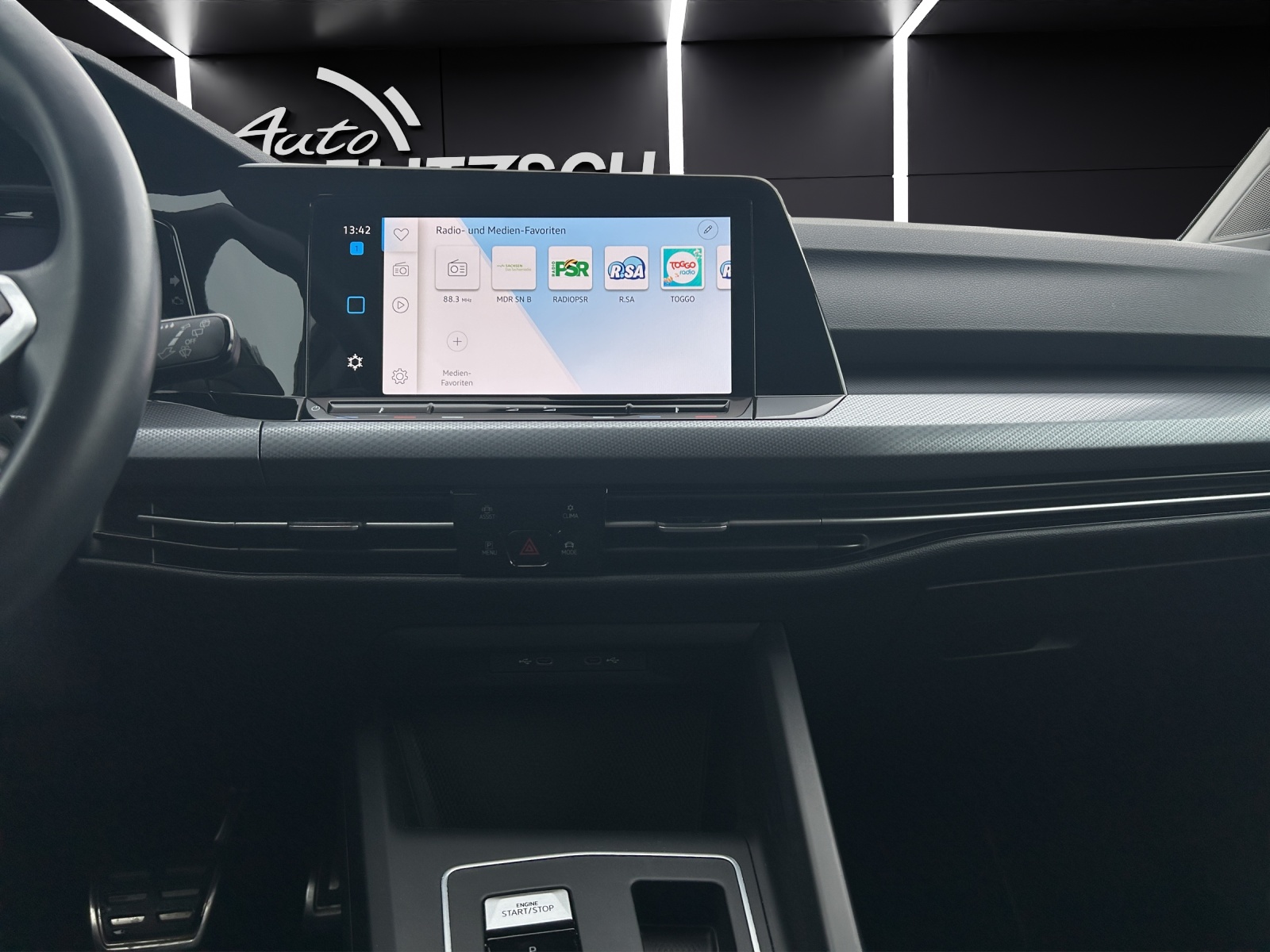 Fahrzeugabbildung Volkswagen Golf VIII Variant Active TDI DSG LED ACC SH RearView Ambiente Navi Klima