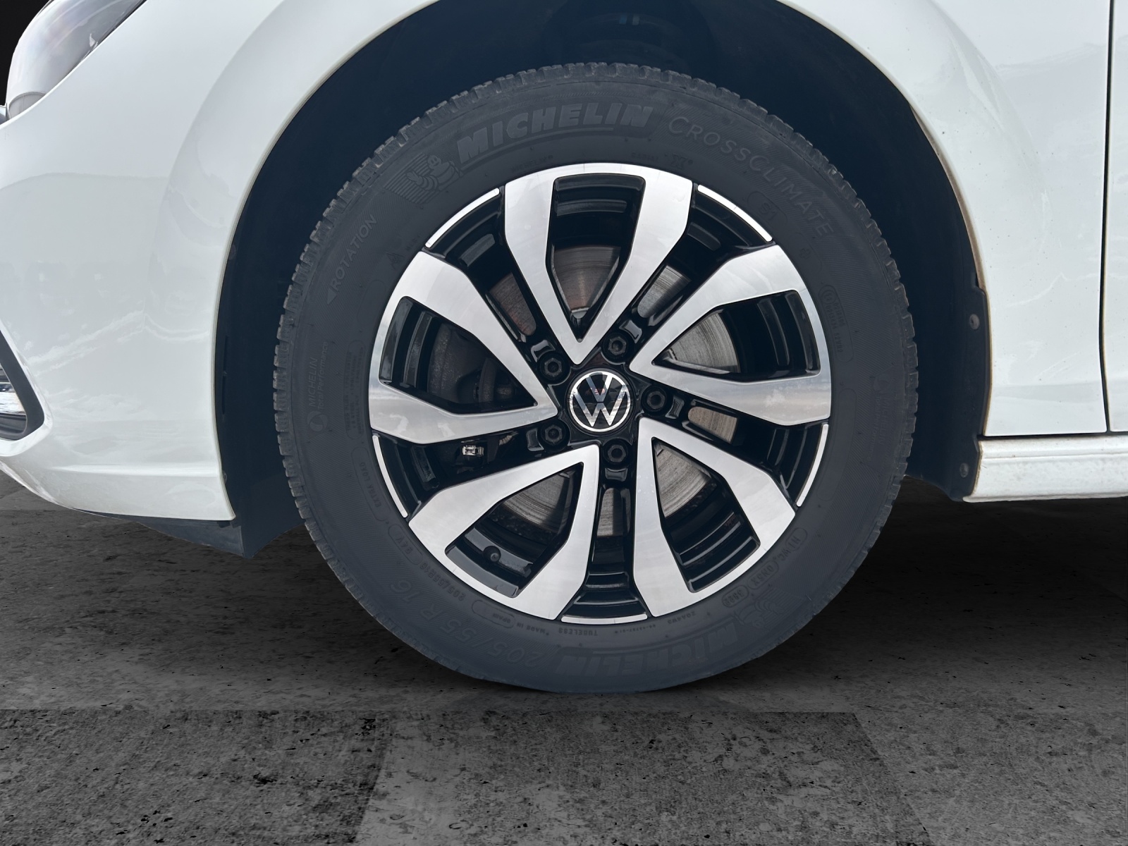 Fahrzeugabbildung Volkswagen Golf VIII Variant Active TDI DSG LED ACC SH RearView Ambiente Navi Klima