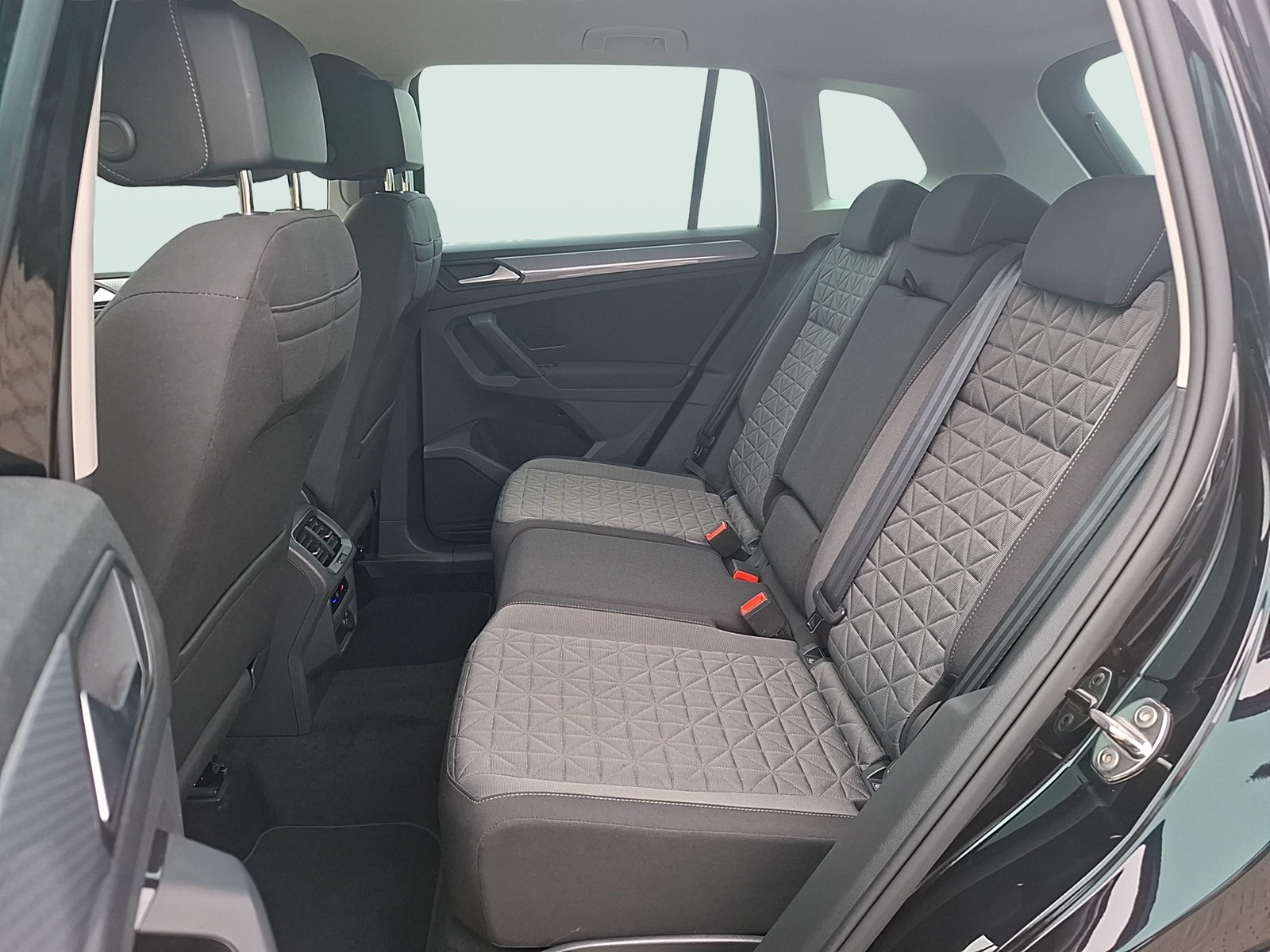 Fahrzeugabbildung Volkswagen Tiguan TDI Life DSG Matrix AHK Navi AID ACC SHZ PDC