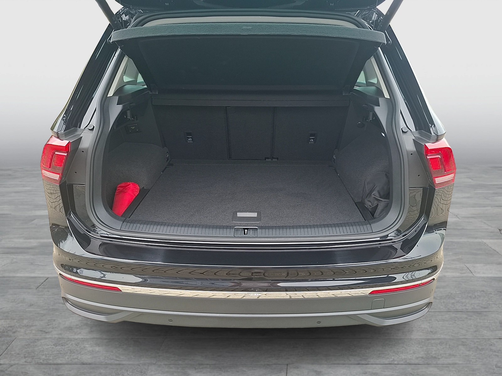 Fahrzeugabbildung Volkswagen Tiguan TDI Life DSG Matrix AHK Navi AID ACC SHZ PDC