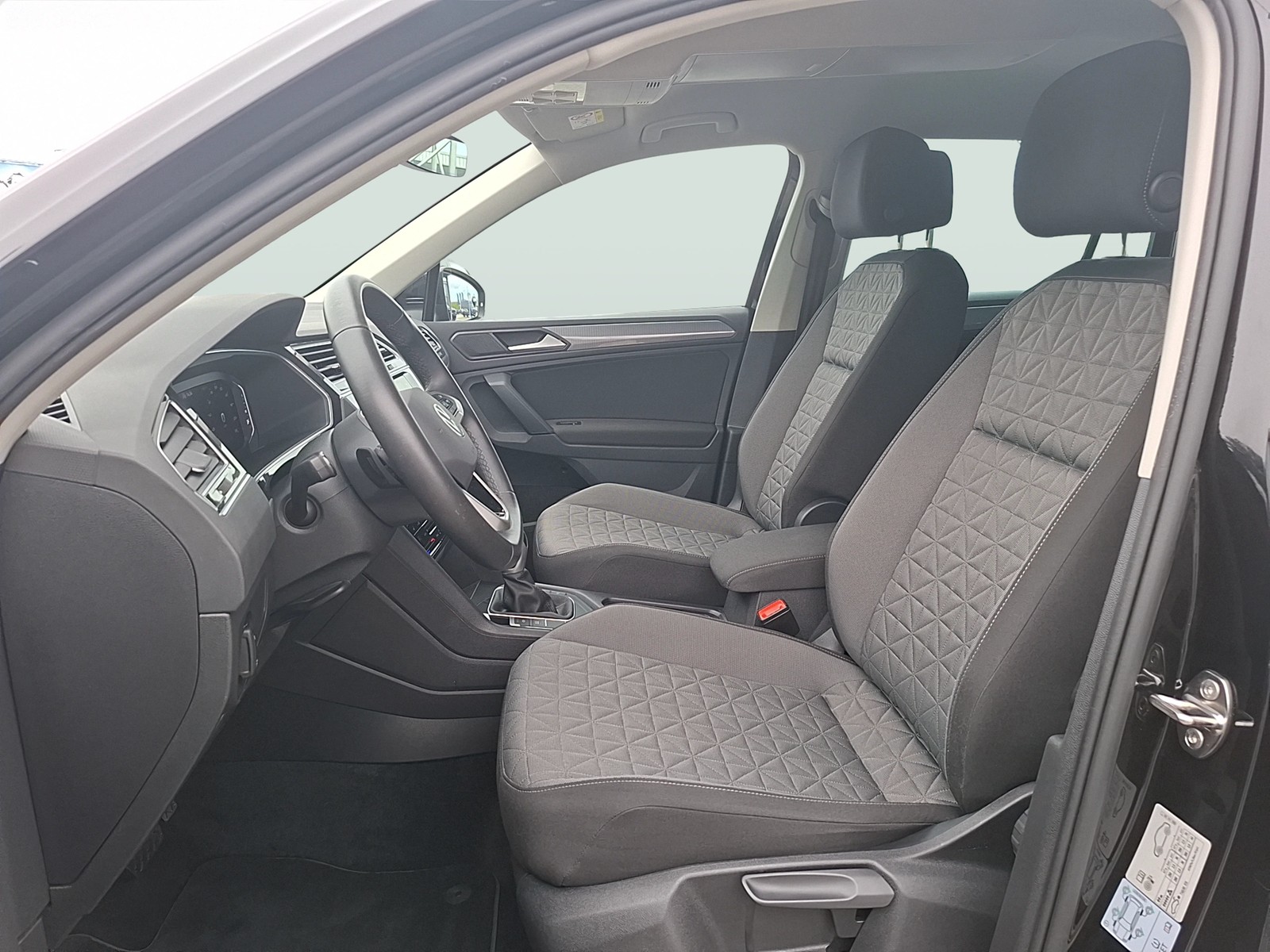 Fahrzeugabbildung Volkswagen Tiguan TDI Life DSG Matrix AHK Navi AID ACC SHZ PDC