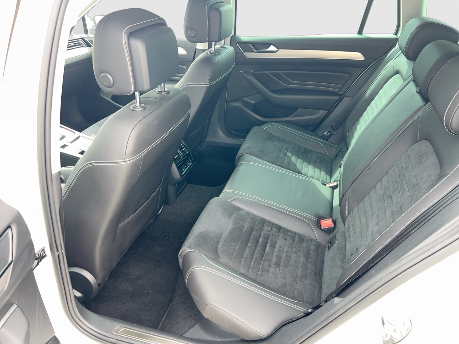 Fahrzeugabbildung Volkswagen Passat Variant Elegance TDI DSG Matrix Standh. AHK SHZ