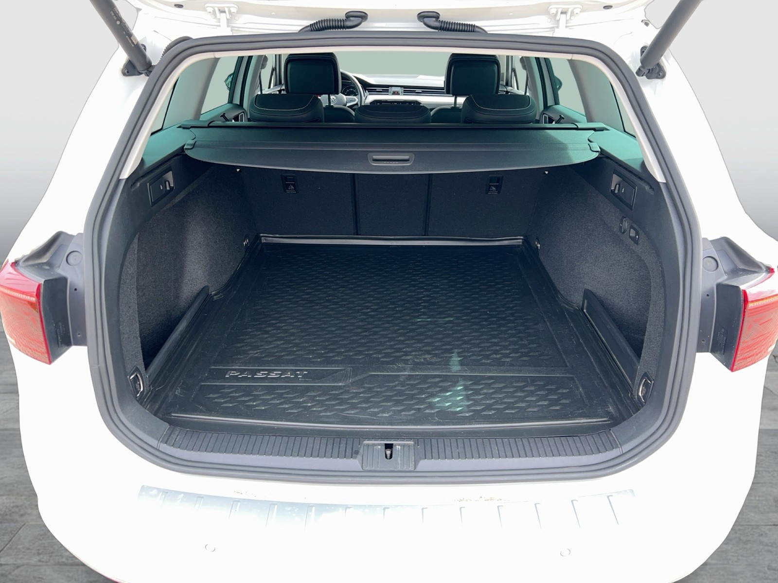 Fahrzeugabbildung Volkswagen Passat Variant Elegance TDI DSG Matrix Standh. AHK SHZ