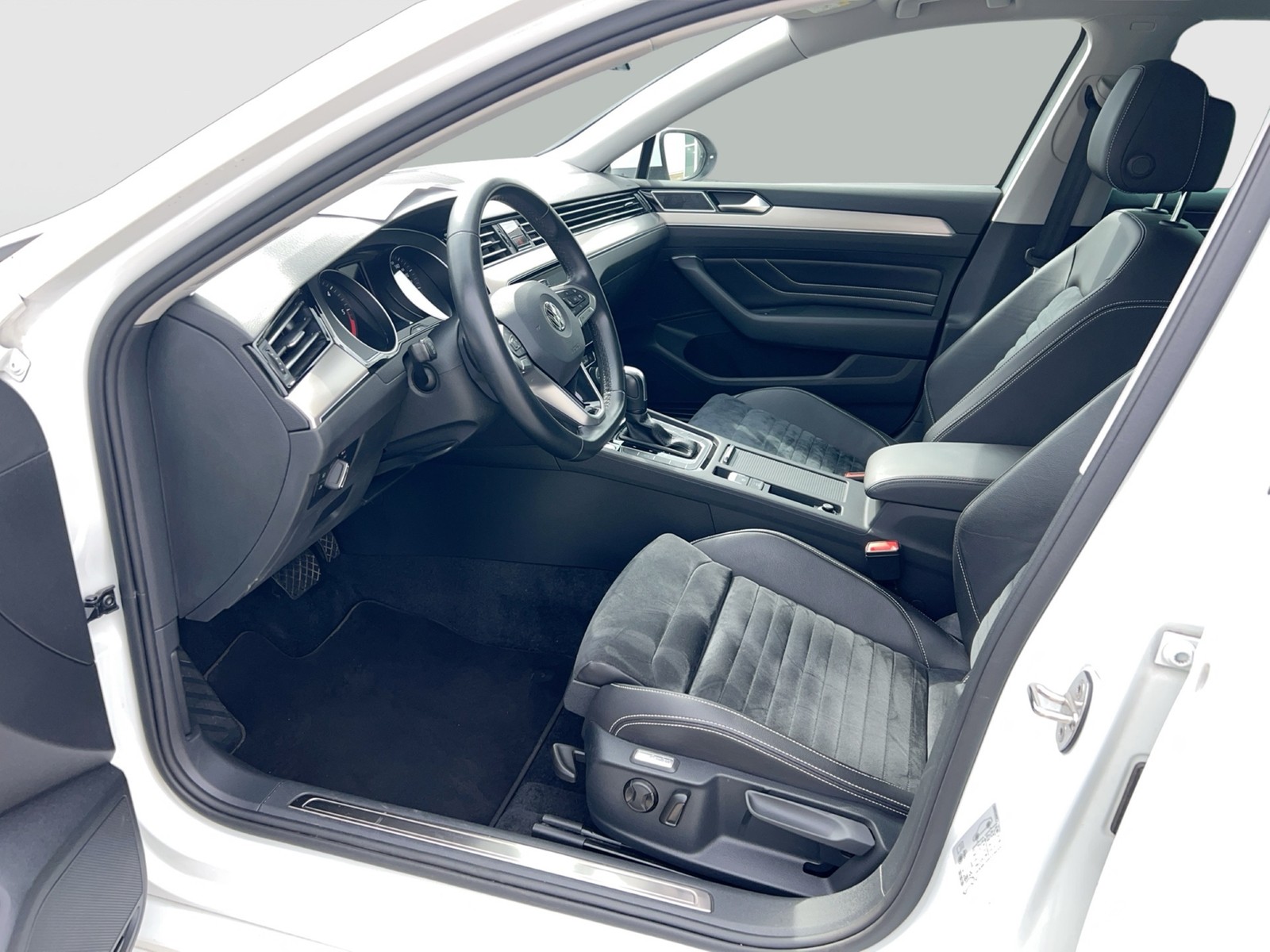 Fahrzeugabbildung Volkswagen Passat Variant Elegance TDI DSG Matrix Standh. AHK SHZ