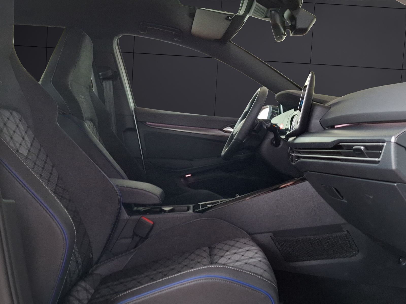 Fahrzeugabbildung Volkswagen Golf VIII Variant eTSI R-Line DSG Standhzg LEDplus Navi AID ACC RFK SHZ