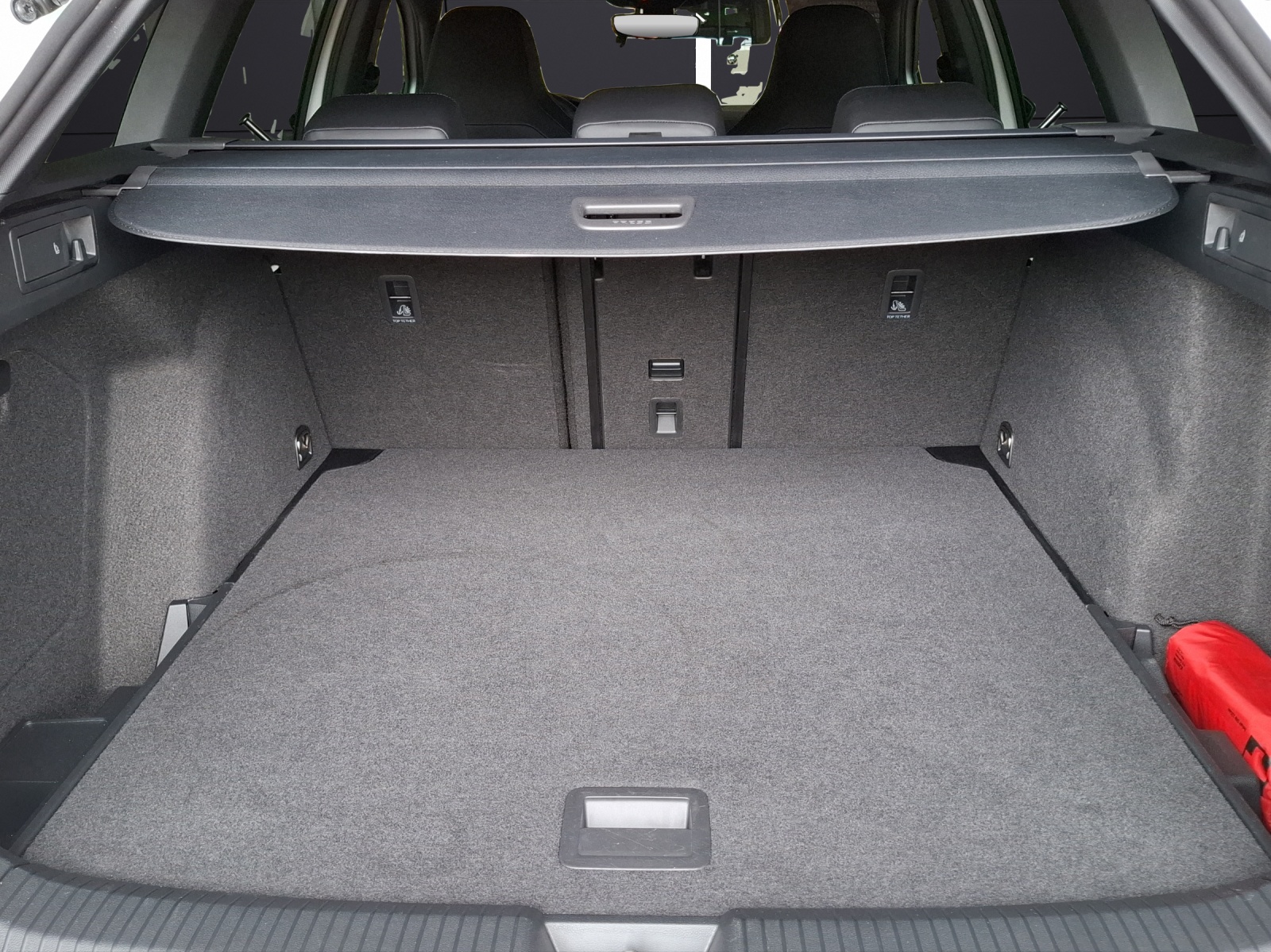 Fahrzeugabbildung Volkswagen Golf VIII Variant eTSI R-Line DSG Standhzg LEDplus Navi AID ACC RFK SHZ