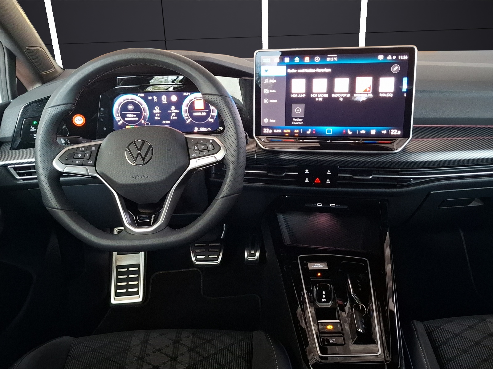 Fahrzeugabbildung Volkswagen Golf VIII Variant eTSI R-Line DSG Standhzg LEDplus Navi AID ACC RFK SHZ