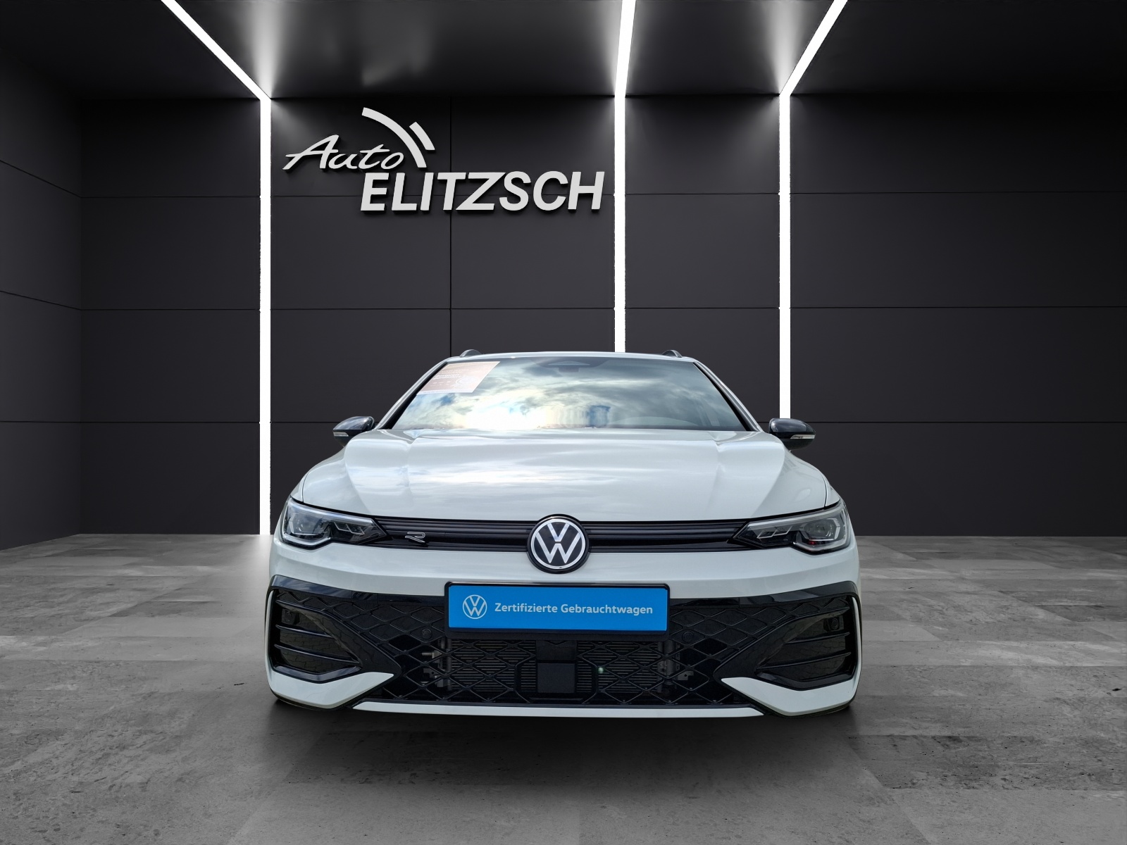 Fahrzeugabbildung Volkswagen Golf VIII Variant eTSI R-Line DSG Standhzg LEDplus Navi AID ACC RFK SHZ