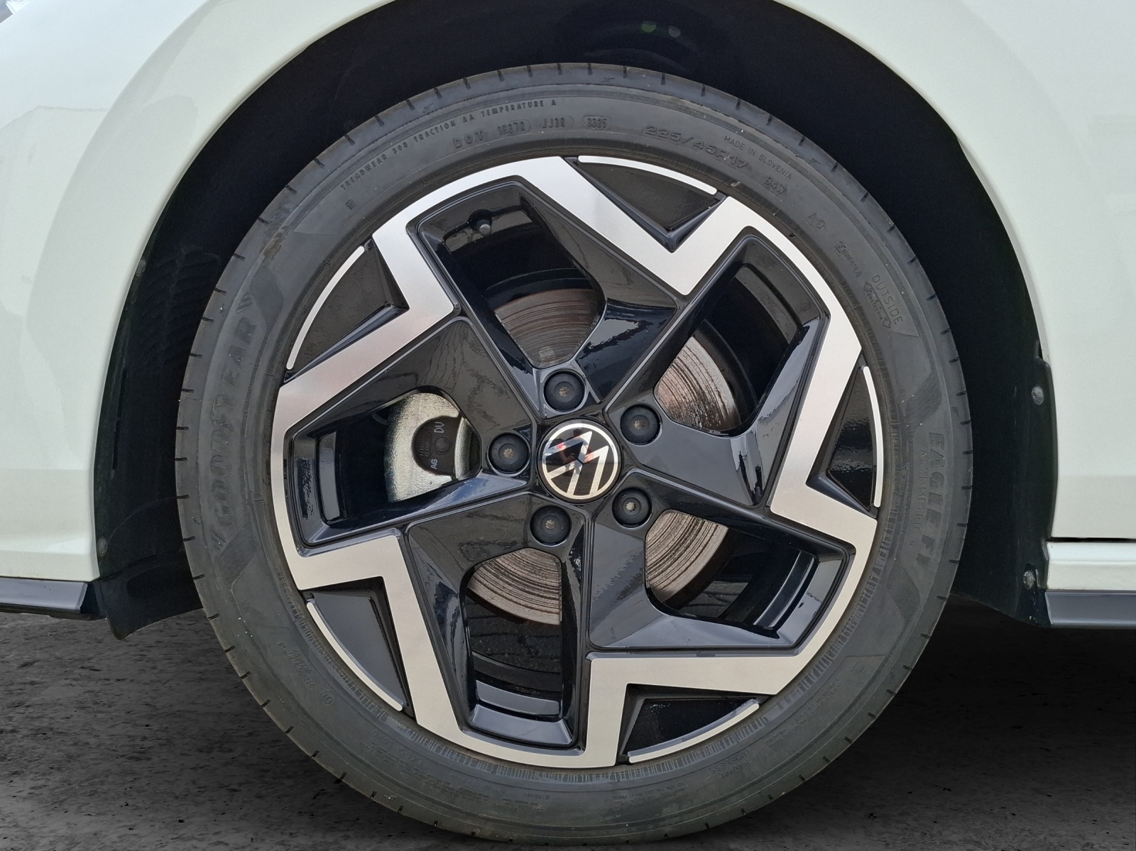 Fahrzeugabbildung Volkswagen Golf VIII Variant eTSI R-Line DSG Standhzg LEDplus Navi AID ACC RFK SHZ