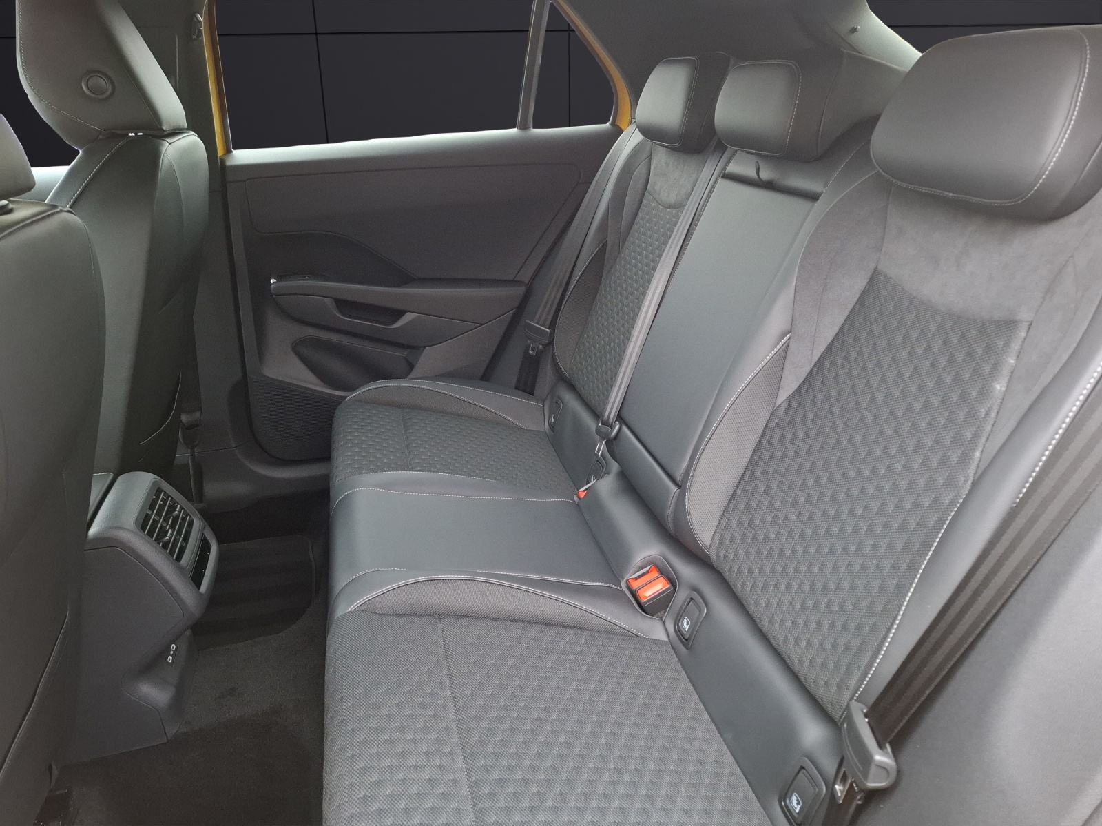 Fahrzeugabbildung Volkswagen T-Roc R-Line LED DAB ACC