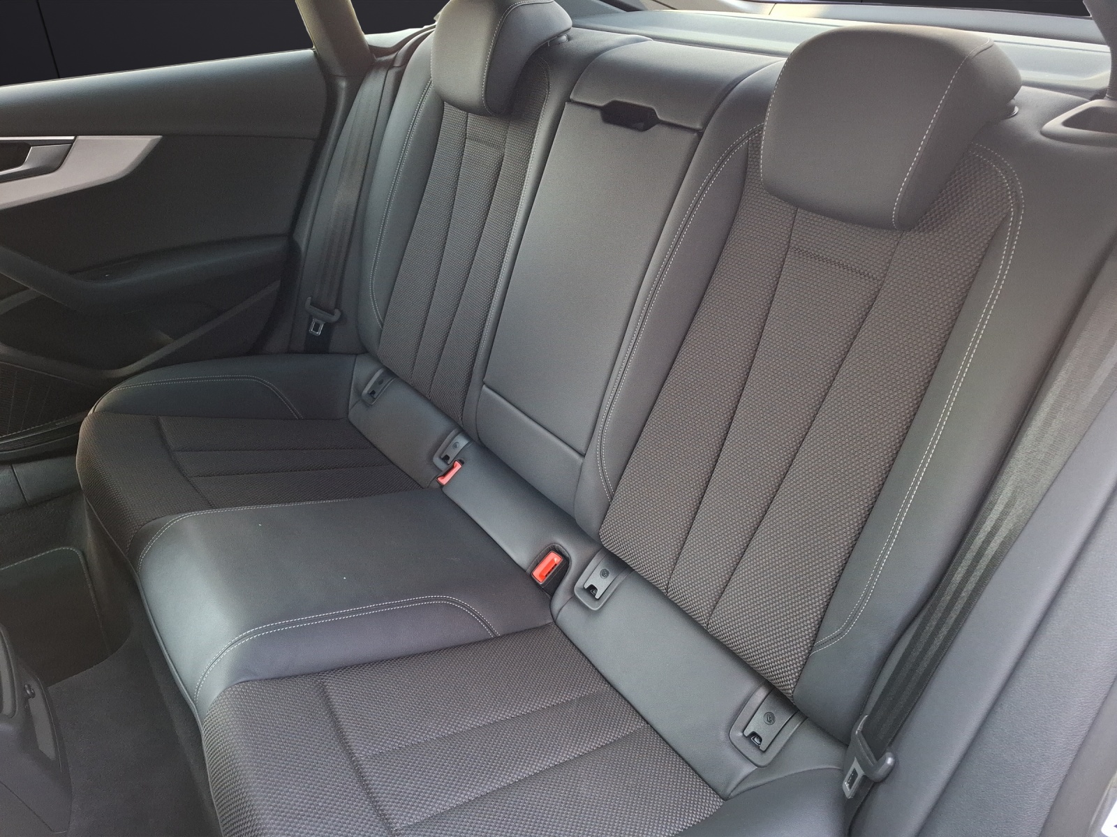 Fahrzeugabbildung Audi A5 Sportback 45 TFSI S-line S-tronic quattro Standhzg. Matrix AHK Navi B&O SH