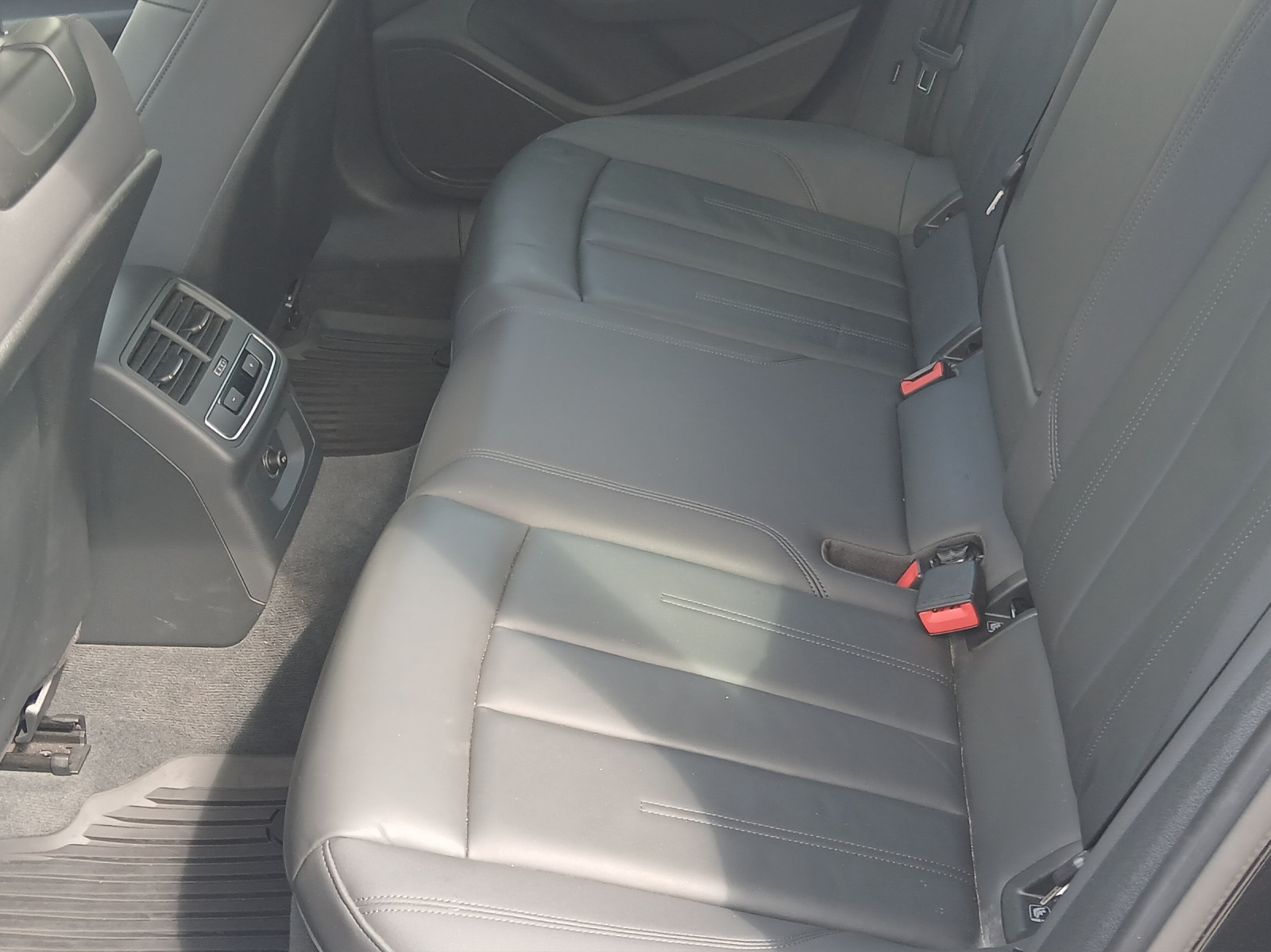 Fahrzeugabbildung Audi A4 Avant 35 TFSI advanced S-tronic LED Navi Leder ACC RFK SH