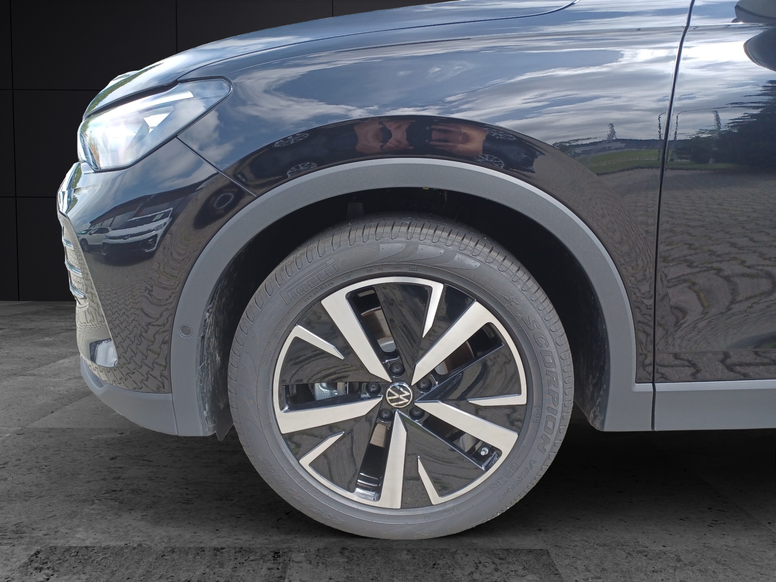 Fahrzeugabbildung Volkswagen Tiguan 2.0 TDI Elegance IQ.Light Navi ACC AHK STHZ 4xSHZ