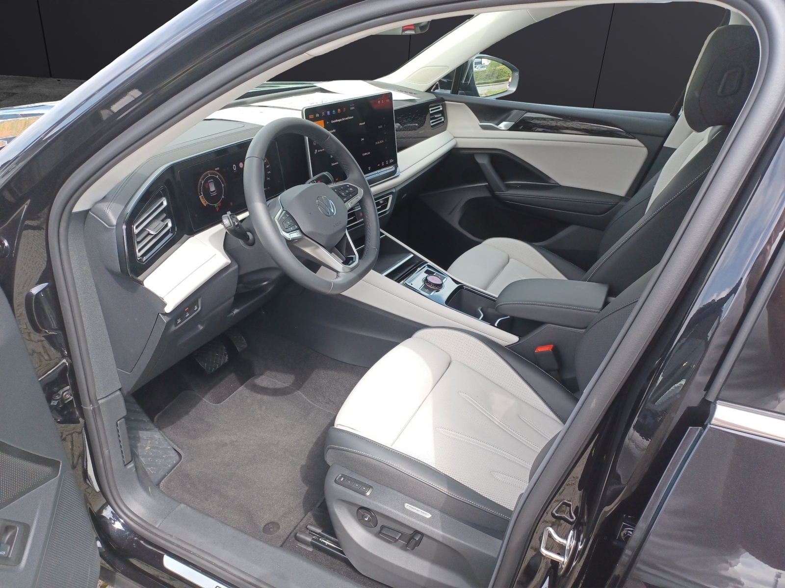 Fahrzeugabbildung Volkswagen Tiguan 2.0 TDI Elegance IQ.Light Navi ACC AHK STHZ 4xSHZ
