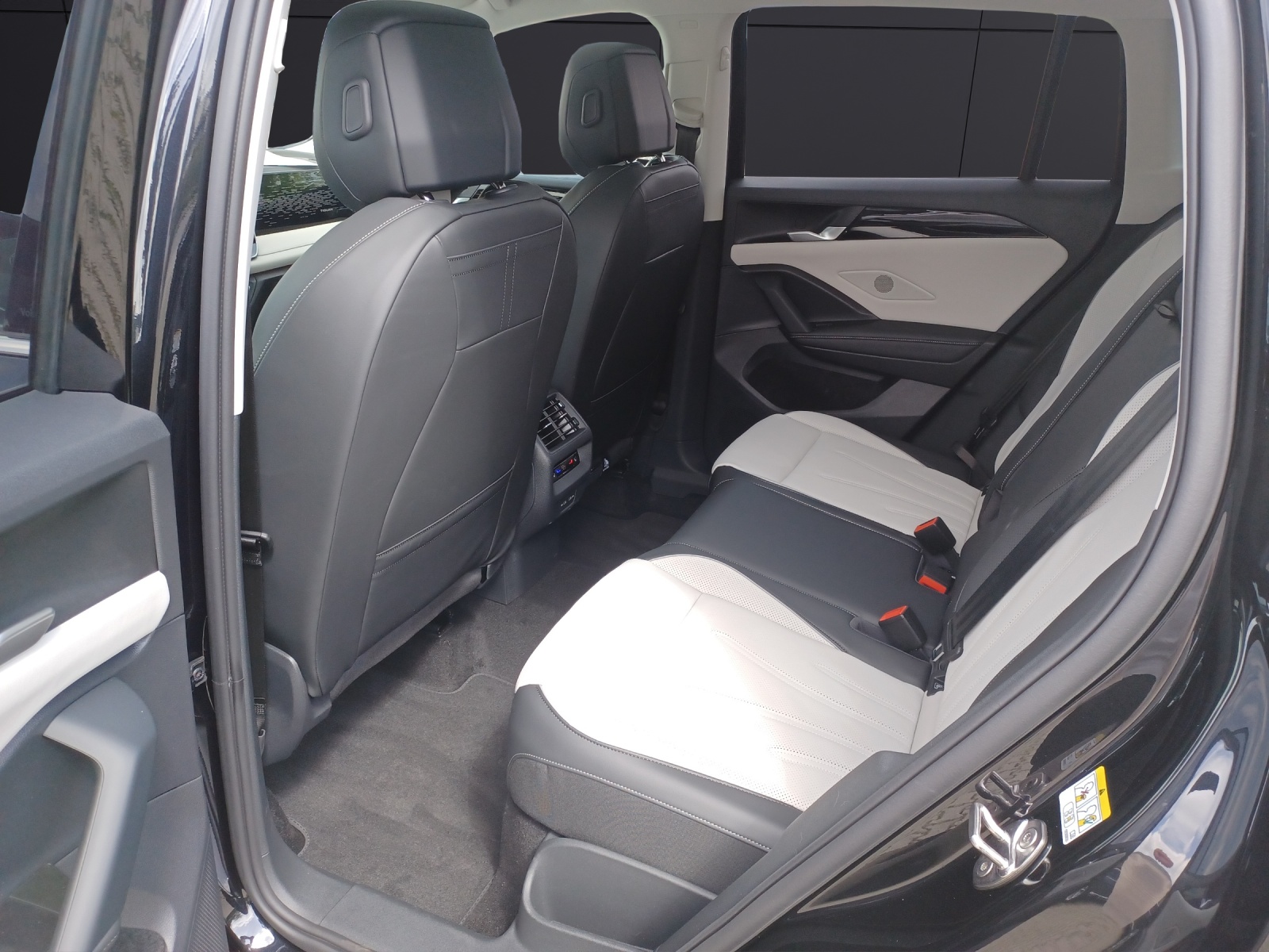 Fahrzeugabbildung Volkswagen Tiguan 2.0 TDI Elegance IQ.Light Navi ACC AHK STHZ 4xSHZ