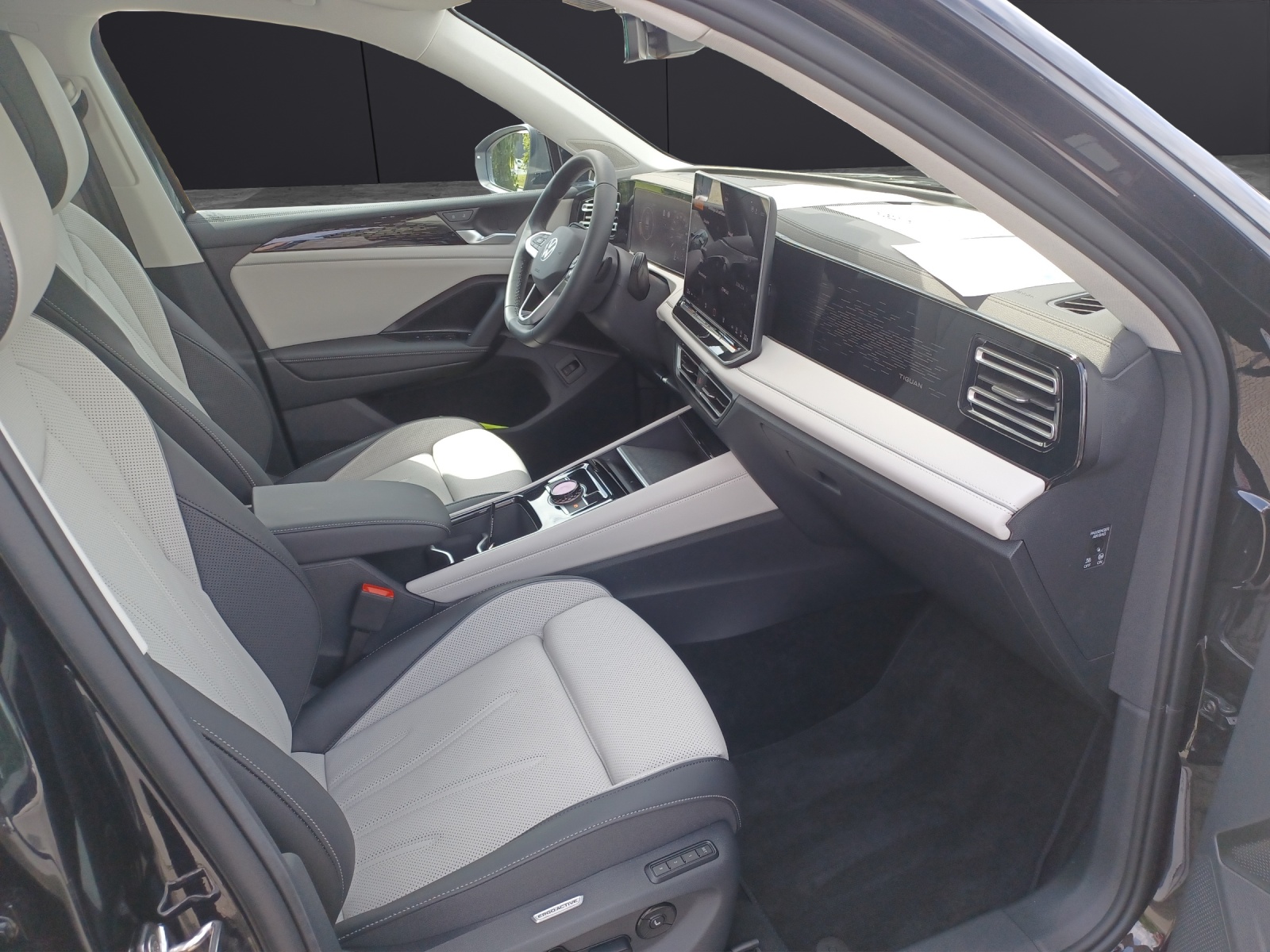 Fahrzeugabbildung Volkswagen Tiguan 2.0 TDI Elegance IQ.Light Navi ACC AHK STHZ 4xSHZ