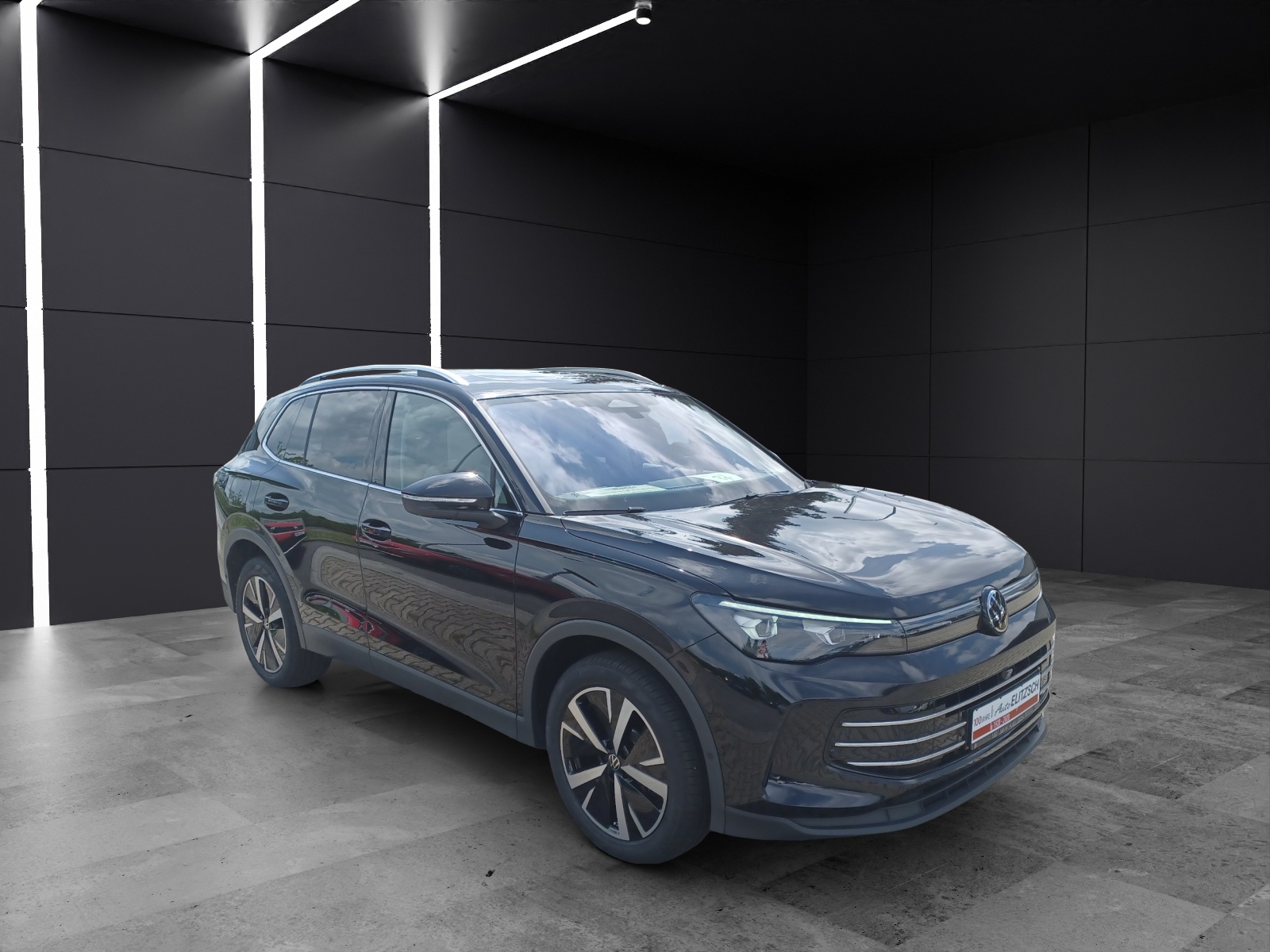 Fahrzeugabbildung Volkswagen Tiguan 2.0 TDI Elegance IQ.Light Navi ACC AHK STHZ 4xSHZ