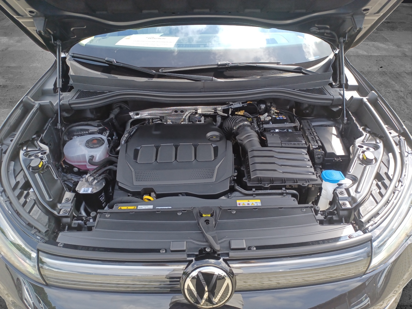 Fahrzeugabbildung Volkswagen Tiguan 2.0 TDI Elegance IQ.Light Navi ACC AHK STHZ 4xSHZ