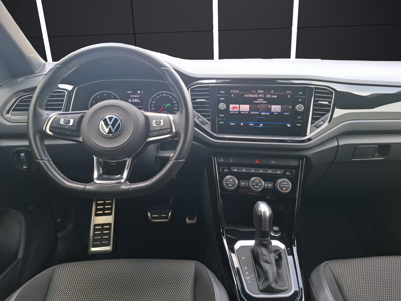 Fahrzeugabbildung Volkswagen T-Roc TSI Sport DSG LED AHK CarPlay ACC RFK SH 19