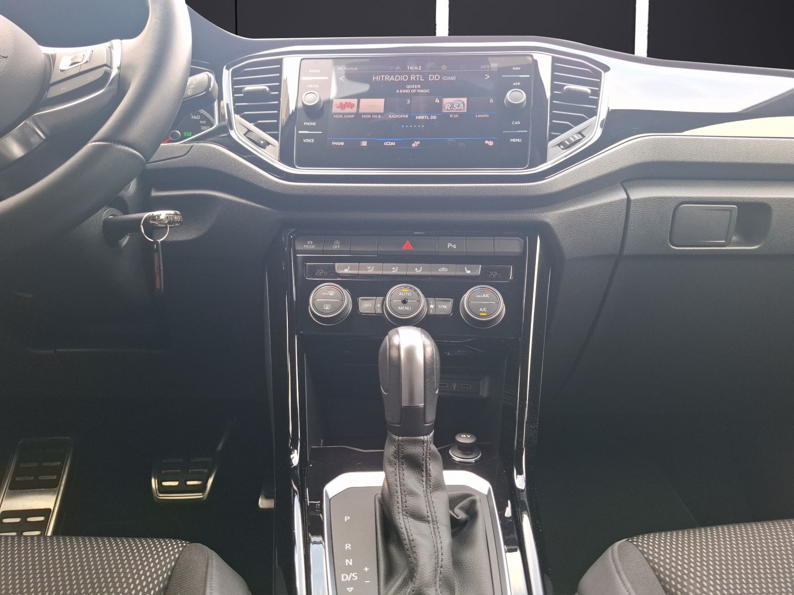 Fahrzeugabbildung Volkswagen T-Roc TSI Sport DSG LED AHK CarPlay ACC RFK SH 19