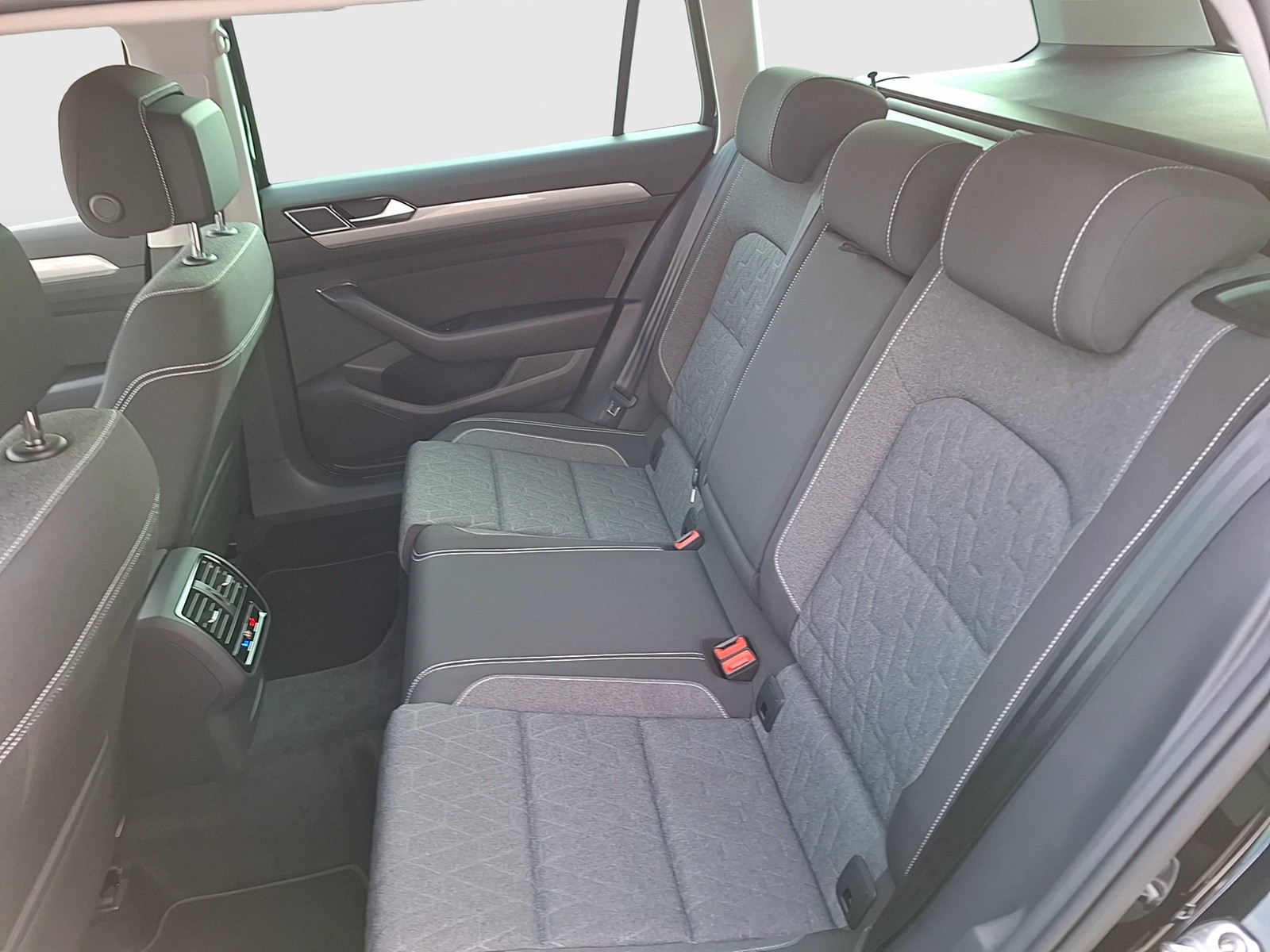 Fahrzeugabbildung Volkswagen Passat Variant TDI Business Matrix AHK Navi ACC RFK SH