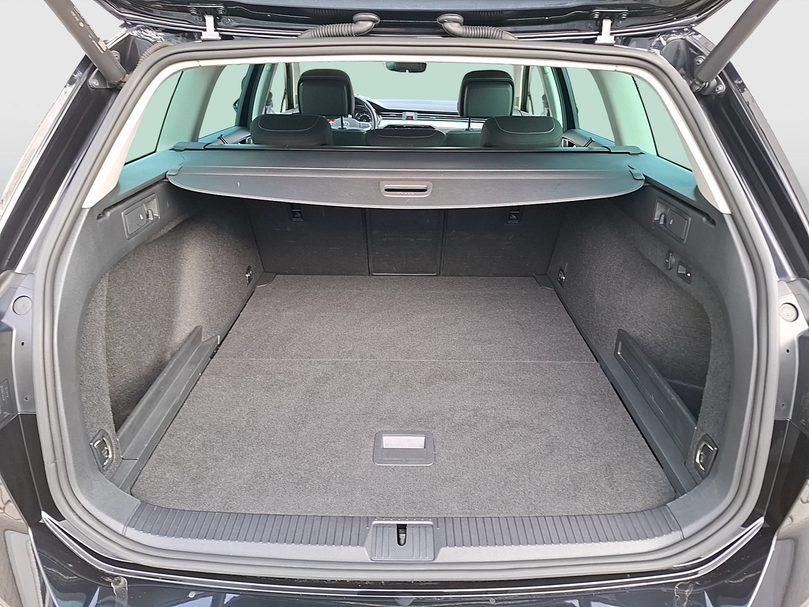 Fahrzeugabbildung Volkswagen Passat Variant TDI Business Matrix AHK Navi ACC RFK SH