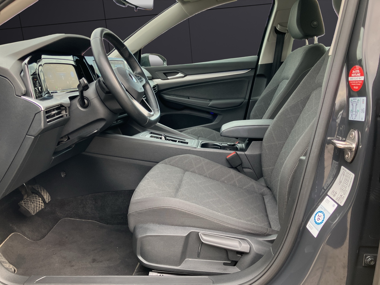 Fahrzeugabbildung Volkswagen Golf VIII Variant Life TDI DSG LED SH PDC Ambiente WeConnect Navi Klima