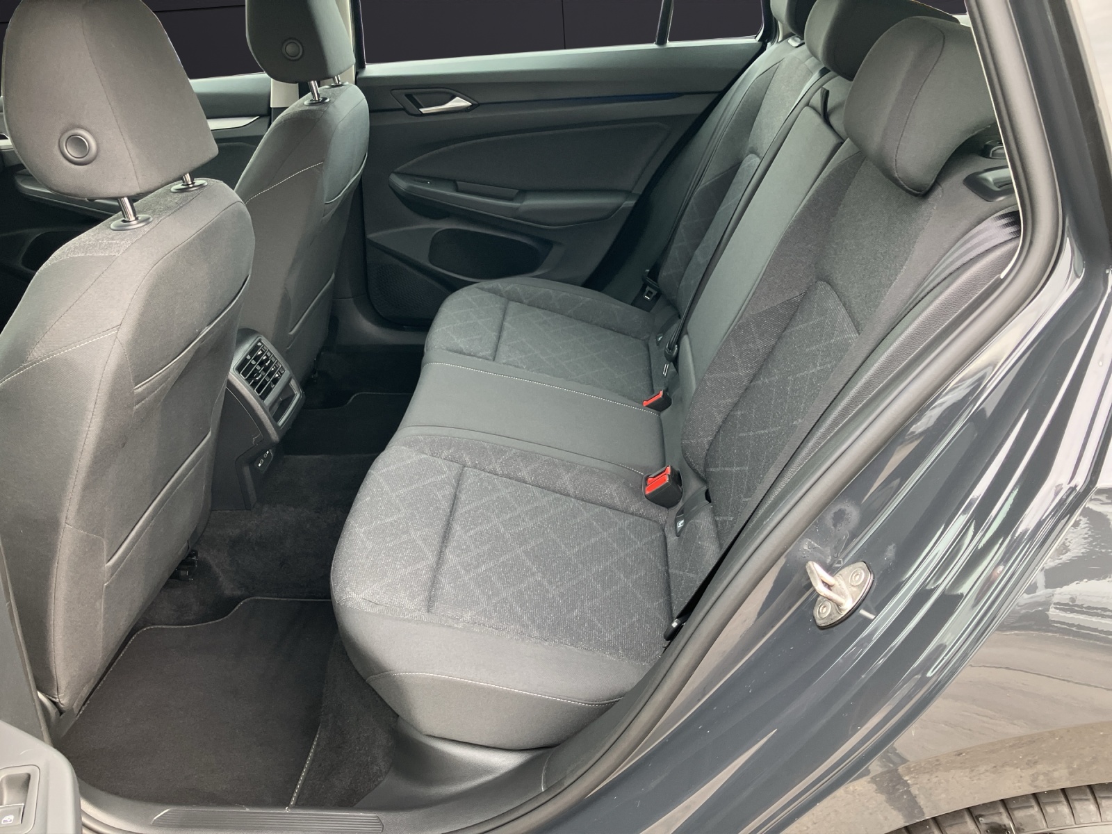 Fahrzeugabbildung Volkswagen Golf VIII Variant Life TDI DSG LED SH PDC Ambiente WeConnect Navi Klima