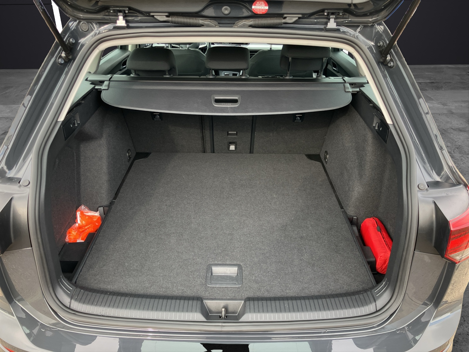 Fahrzeugabbildung Volkswagen Golf VIII Variant Life TDI DSG LED SH PDC Ambiente WeConnect Navi Klima