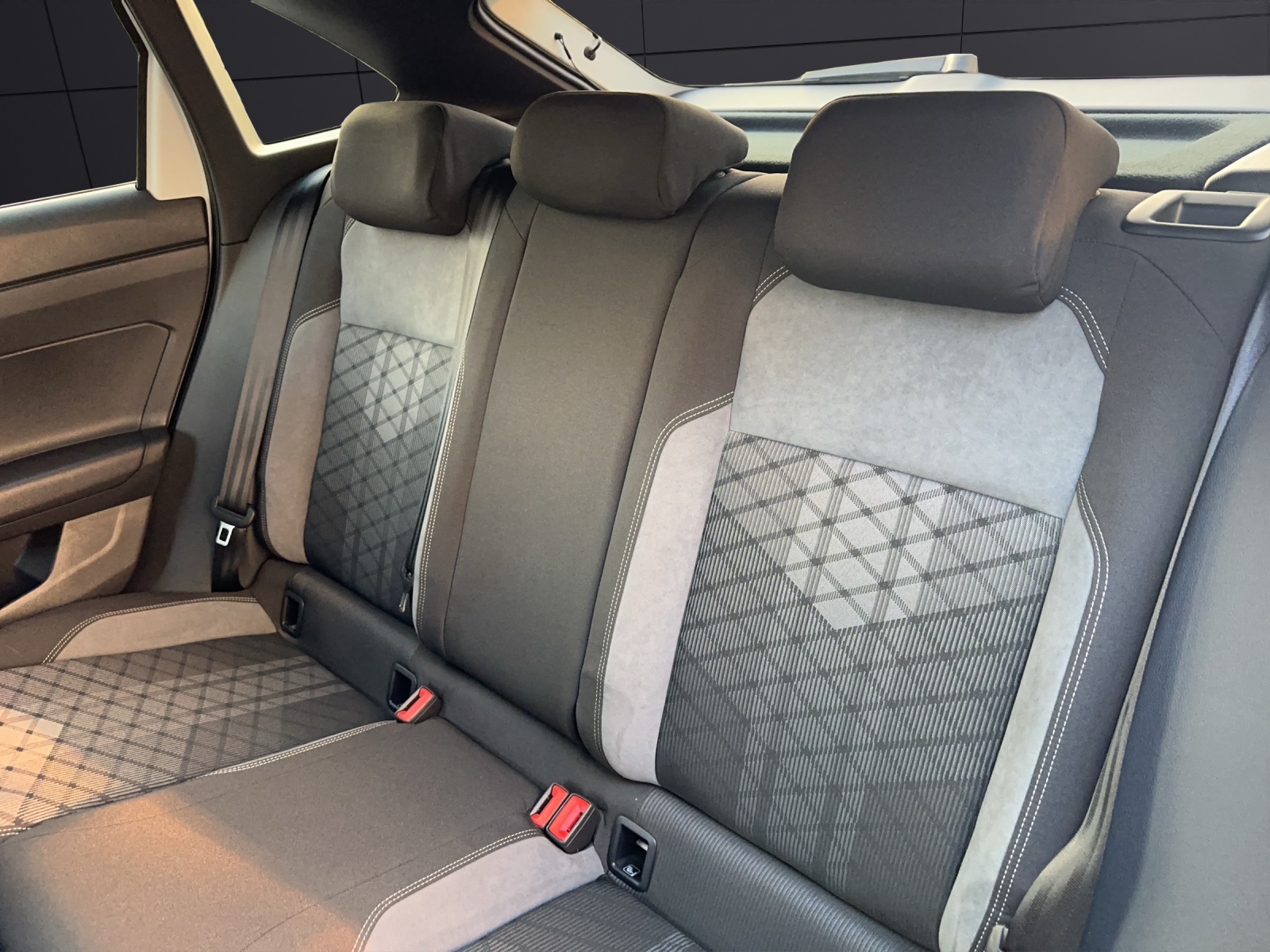 Fahrzeugabbildung Volkswagen Taigo R-Line TSI DSG Matrix RFK AppCon ACC SH NAVI R-Line TSI DSG Matrix RFK AppCon ACC SH NAVI