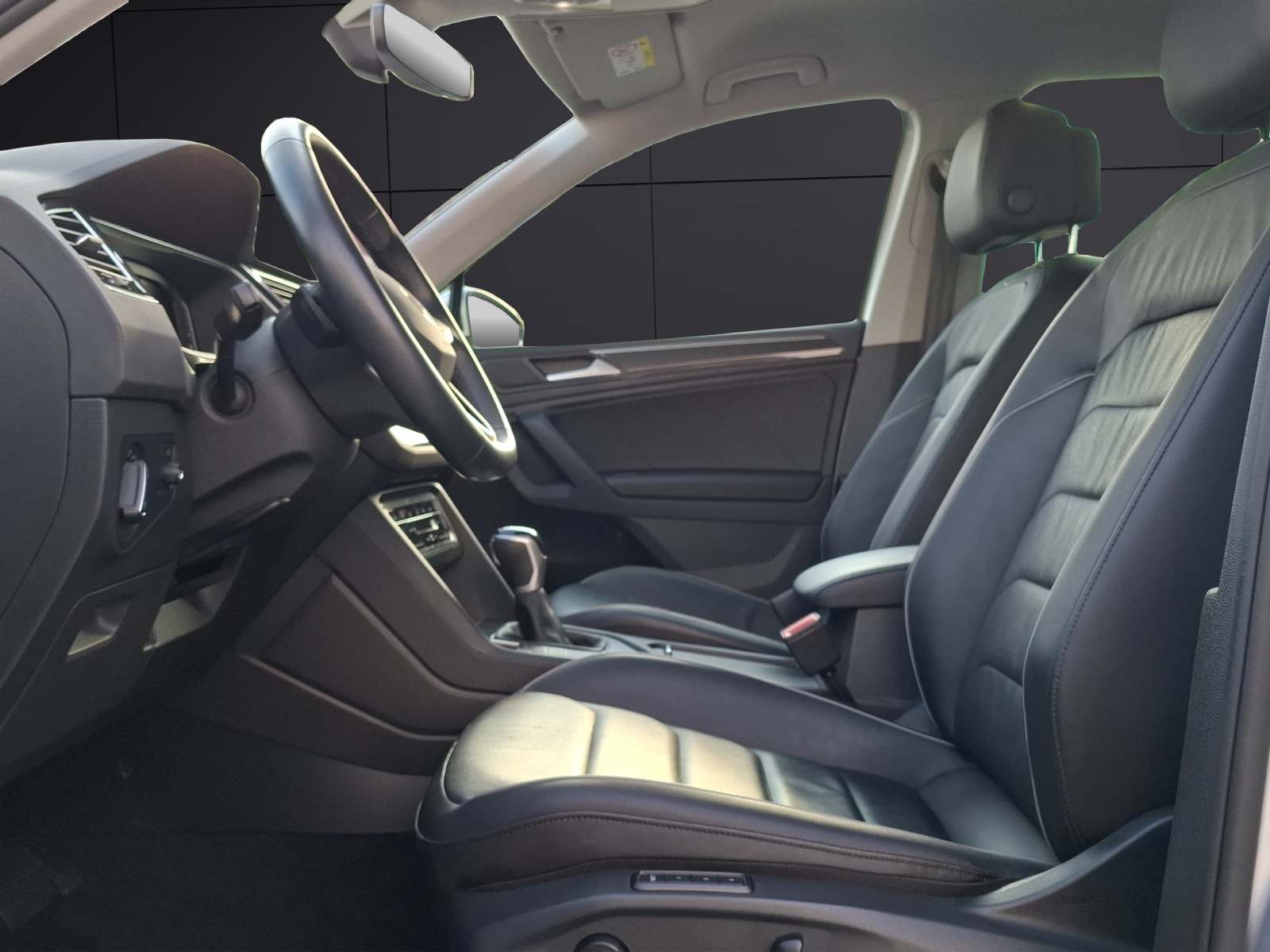 Fahrzeugabbildung Volkswagen Tiguan eHybrid Elegance DSG Matrix AHK Navi AID HUD ACC RFK SH