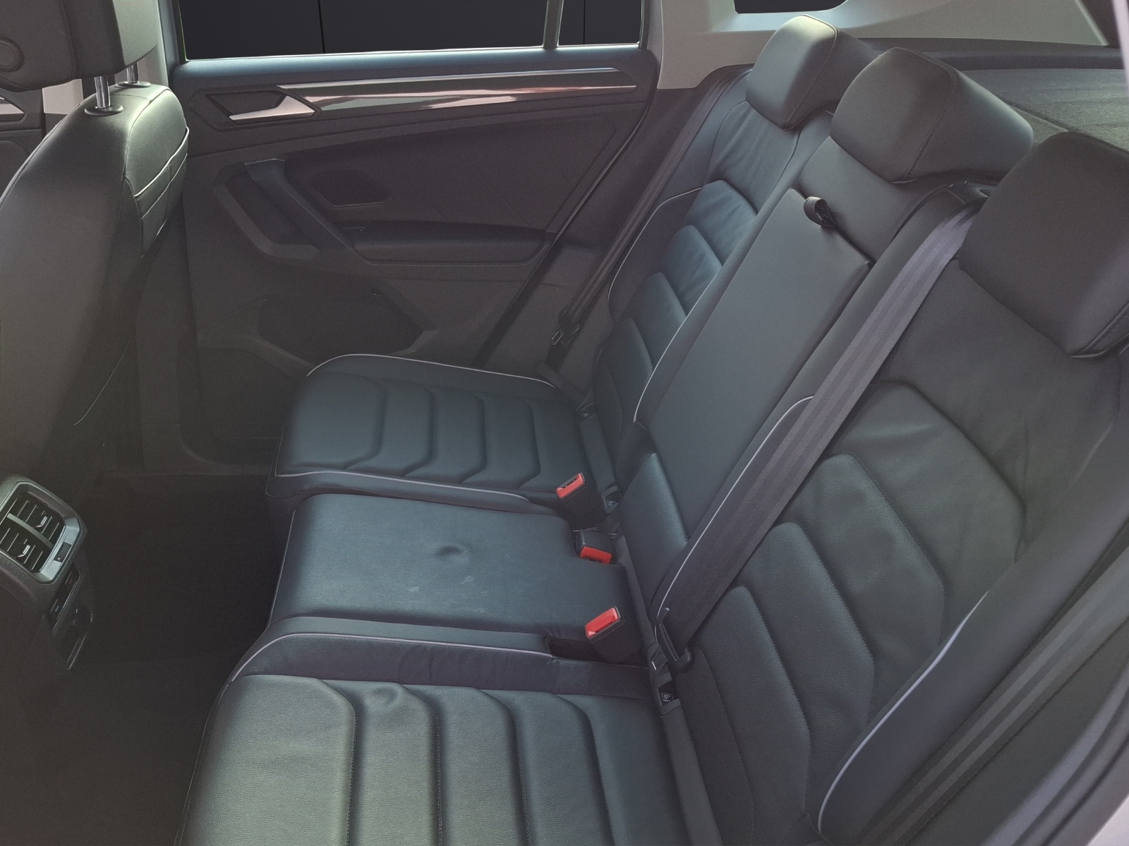 Fahrzeugabbildung Volkswagen Tiguan eHybrid Elegance DSG Matrix AHK Navi AID HUD ACC RFK SH