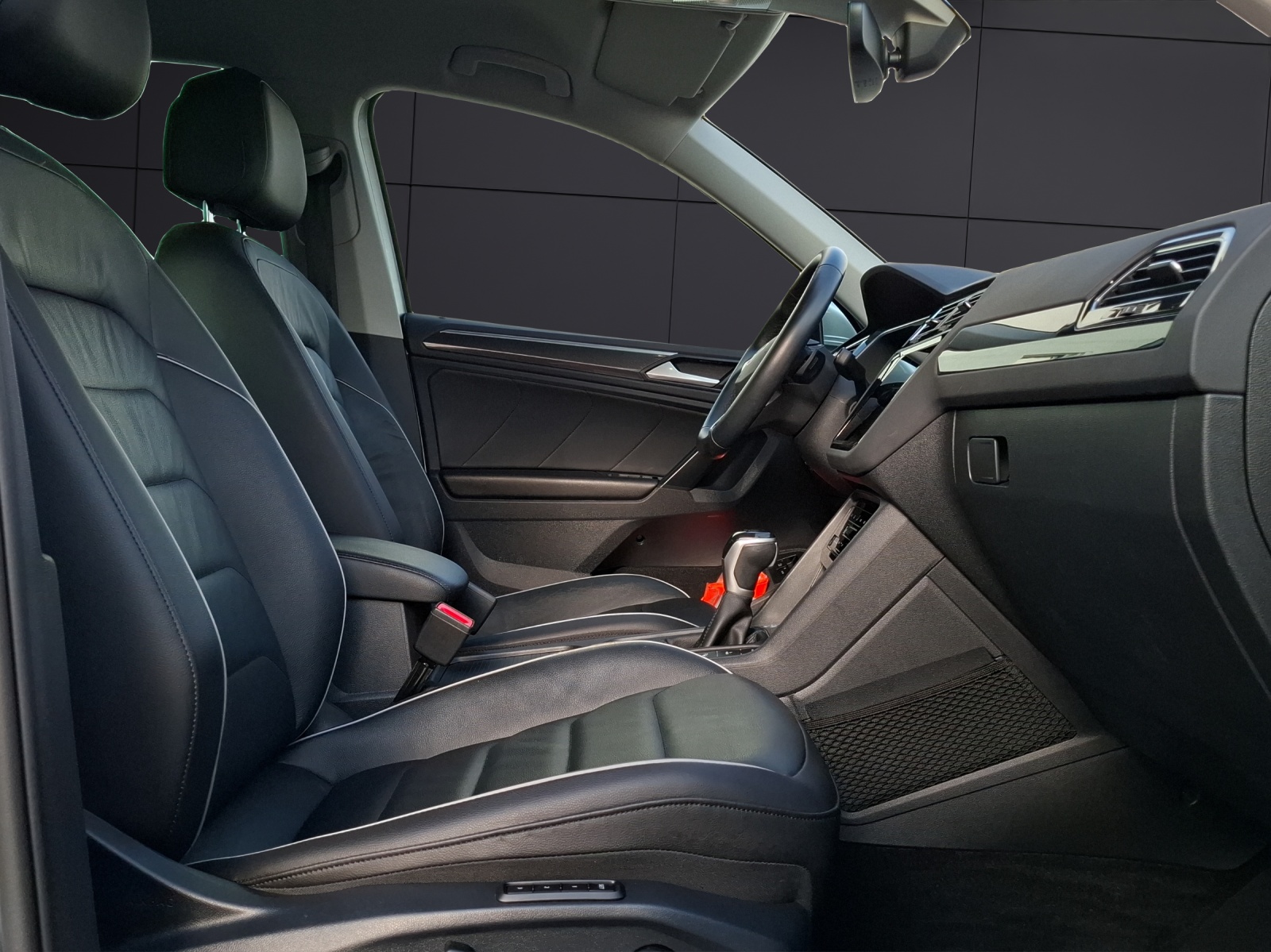 Fahrzeugabbildung Volkswagen Tiguan eHybrid Elegance DSG Matrix AHK Navi AID HUD ACC RFK SH