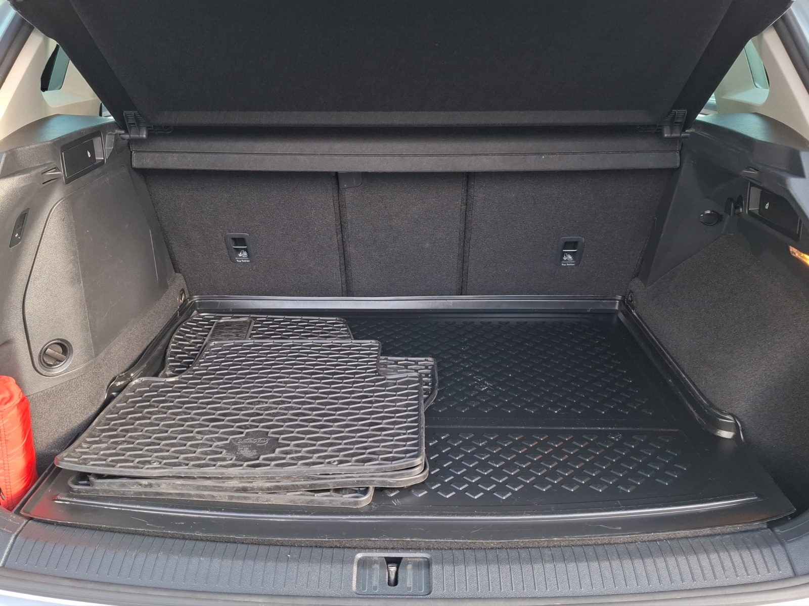 Fahrzeugabbildung Volkswagen Tiguan eHybrid Elegance DSG Matrix AHK Navi AID HUD ACC RFK SH