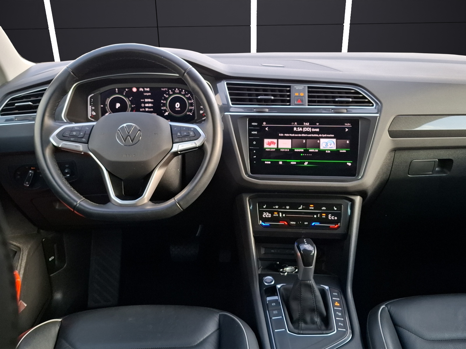 Fahrzeugabbildung Volkswagen Tiguan eHybrid Elegance DSG Matrix AHK Navi AID HUD ACC RFK SH