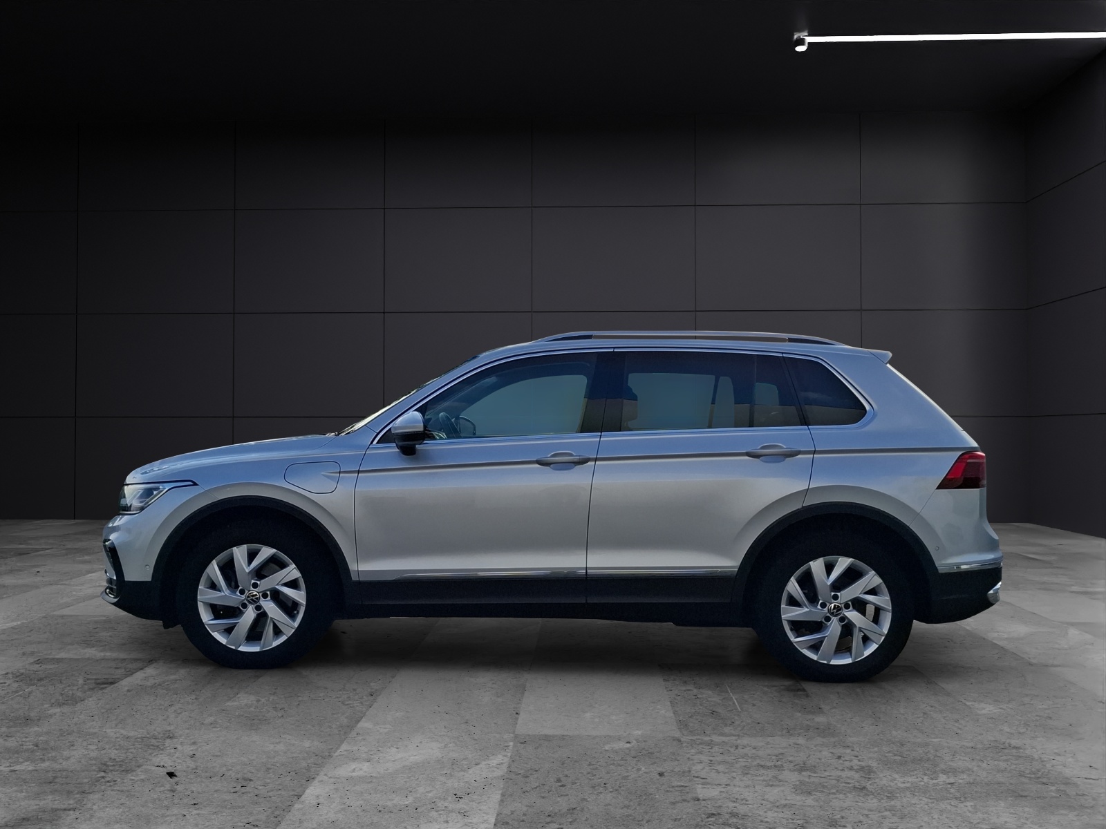 Fahrzeugabbildung Volkswagen Tiguan eHybrid Elegance DSG Matrix AHK Navi AID HUD ACC RFK SH