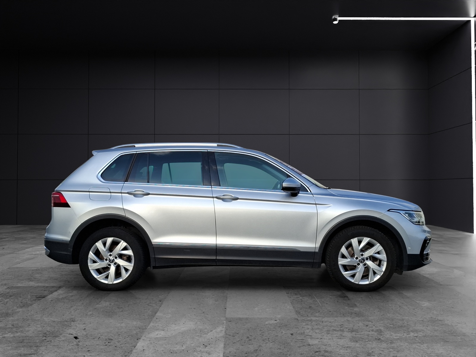 Fahrzeugabbildung Volkswagen Tiguan eHybrid Elegance DSG Matrix AHK Navi AID HUD ACC RFK SH