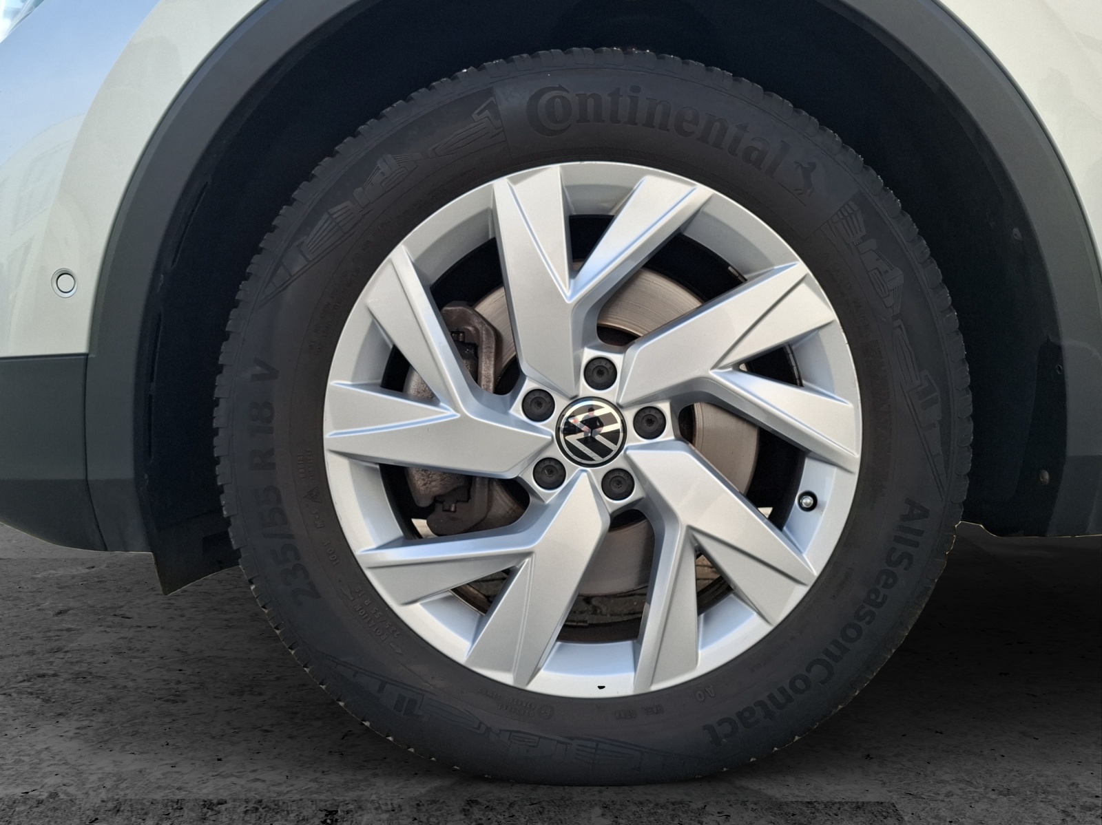 Fahrzeugabbildung Volkswagen Tiguan eHybrid Elegance DSG Matrix AHK Navi AID HUD ACC RFK SH