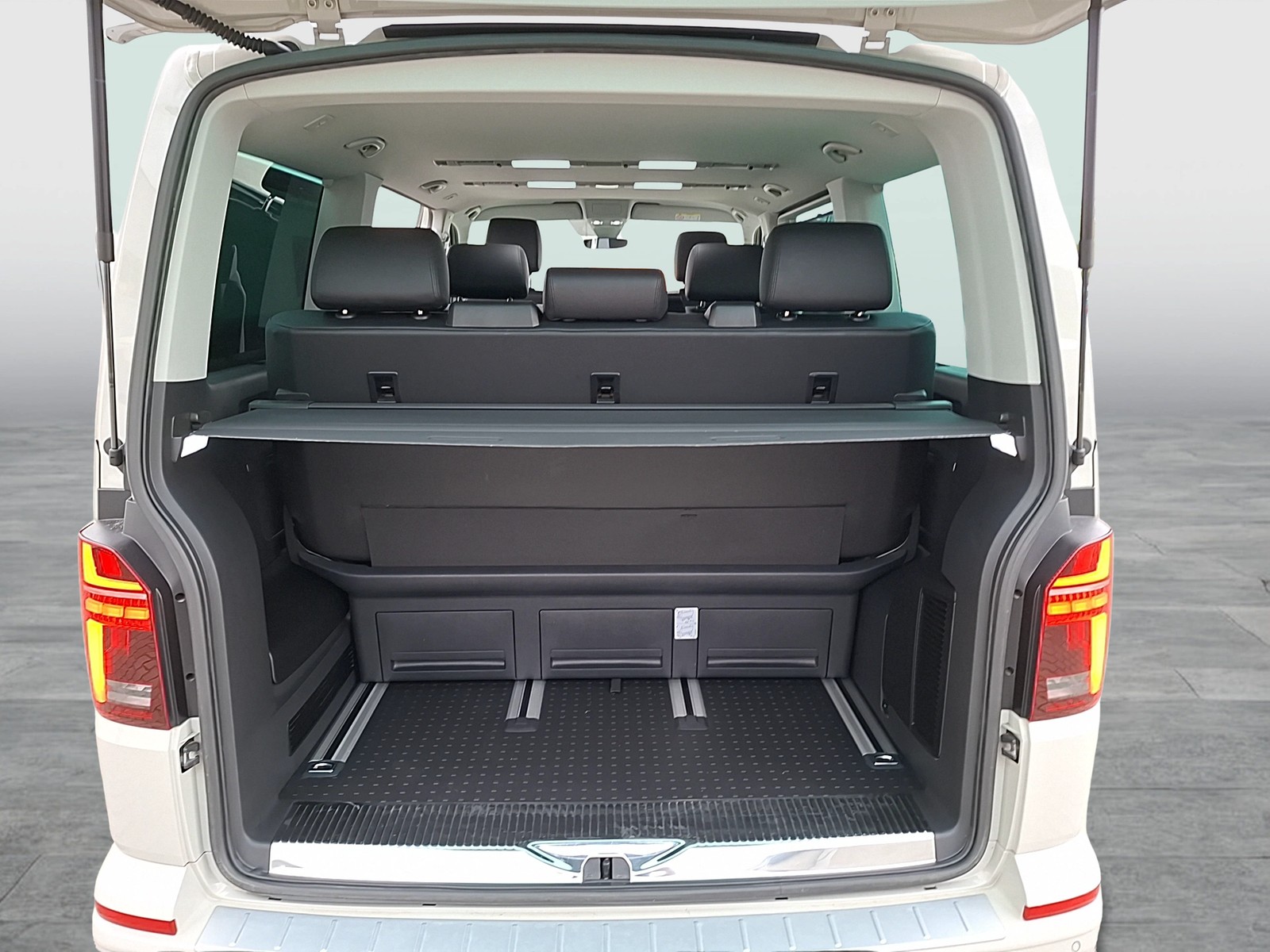 Fahrzeugabbildung Volkswagen T6 Multivan T6.1 TDI Gen. Six DSG 4-M LED AHK Navi ACC PDC SH