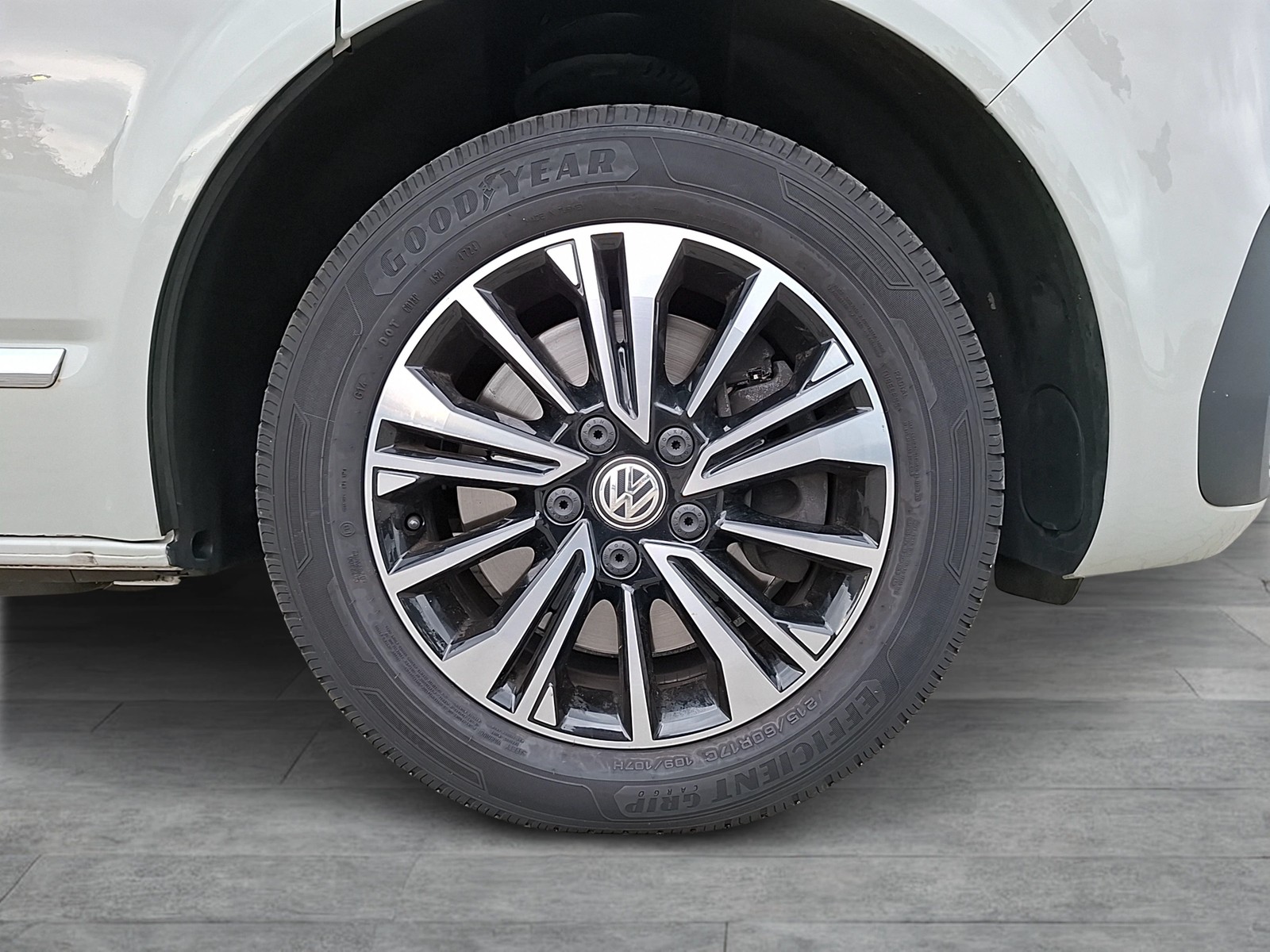 Fahrzeugabbildung Volkswagen T6 Multivan T6.1 TDI Gen. Six DSG 4-M LED AHK Navi ACC PDC SH