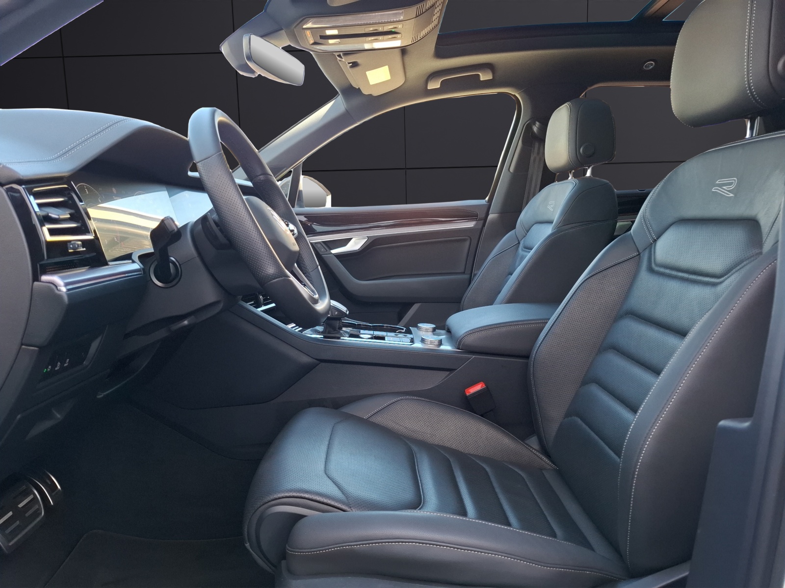 Fahrzeugabbildung Volkswagen Touareg TDI R-Line 4M Matrix AHK Pano Leder Luft AID ACC RFK SH 21