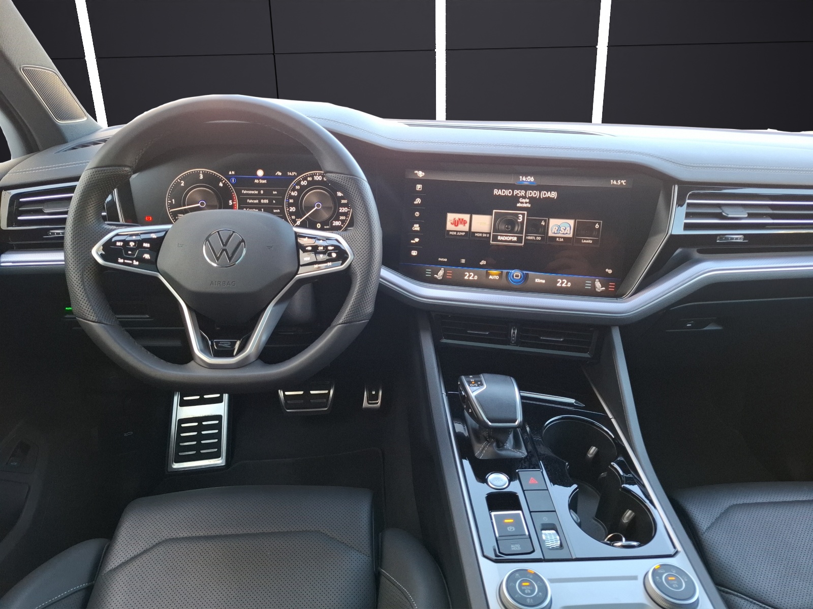 Fahrzeugabbildung Volkswagen Touareg TDI R-Line 4M Matrix AHK Pano Leder Luft AID ACC RFK SH 21