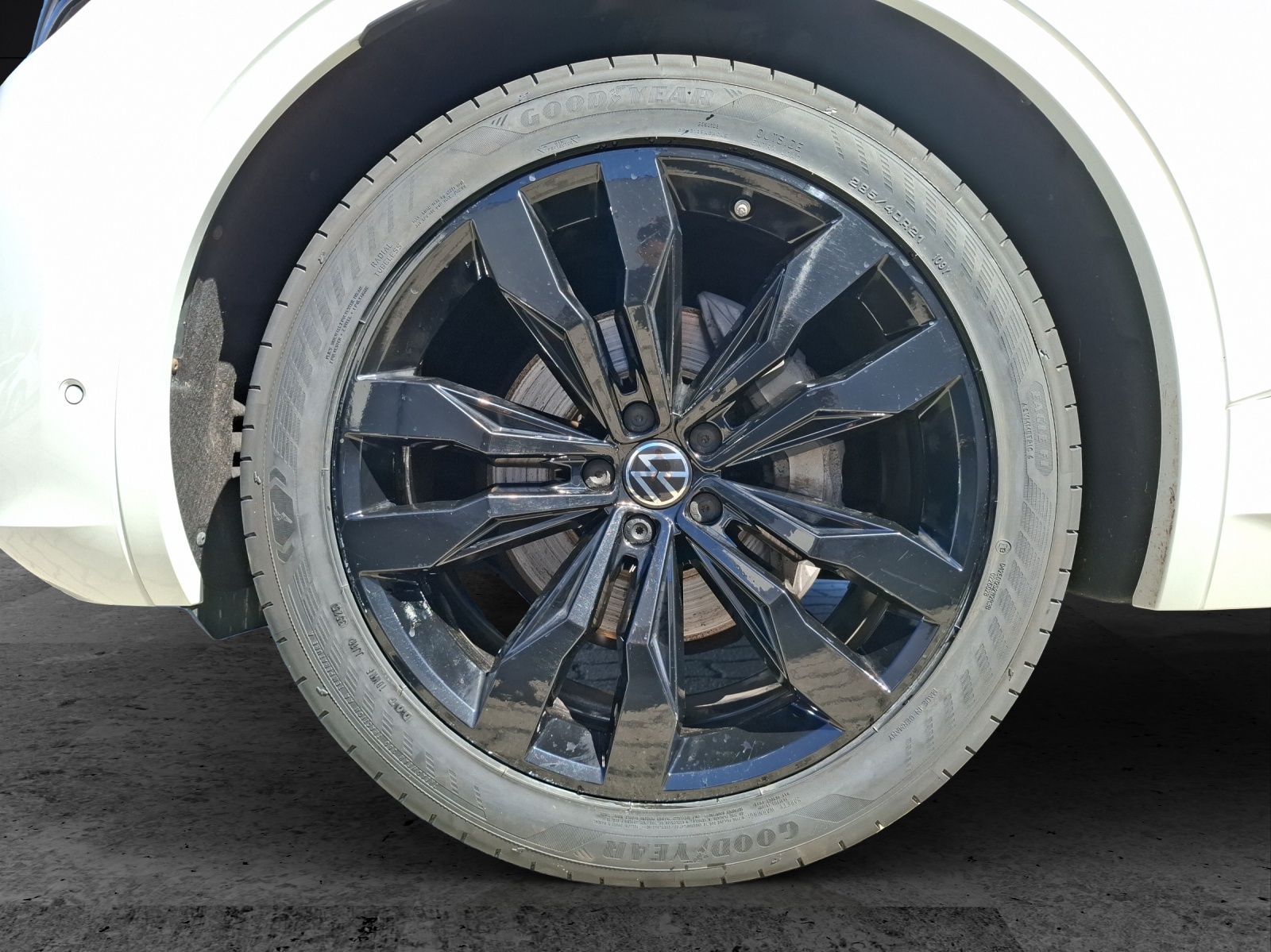 Fahrzeugabbildung Volkswagen Touareg TDI R-Line 4M Matrix AHK Pano Leder Luft AID ACC RFK SH 21