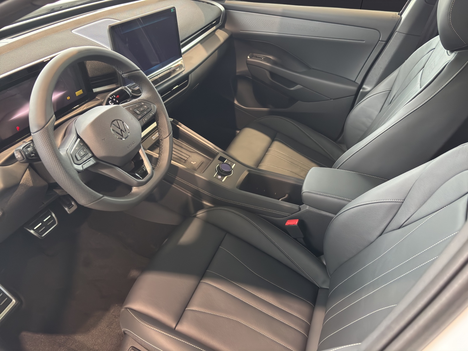 Fahrzeugabbildung Volkswagen T-Roc eTSI R-Line DSG Standhzg. Matrix AHK Navi AID Pano HUD Leder ACC RFK SHZ