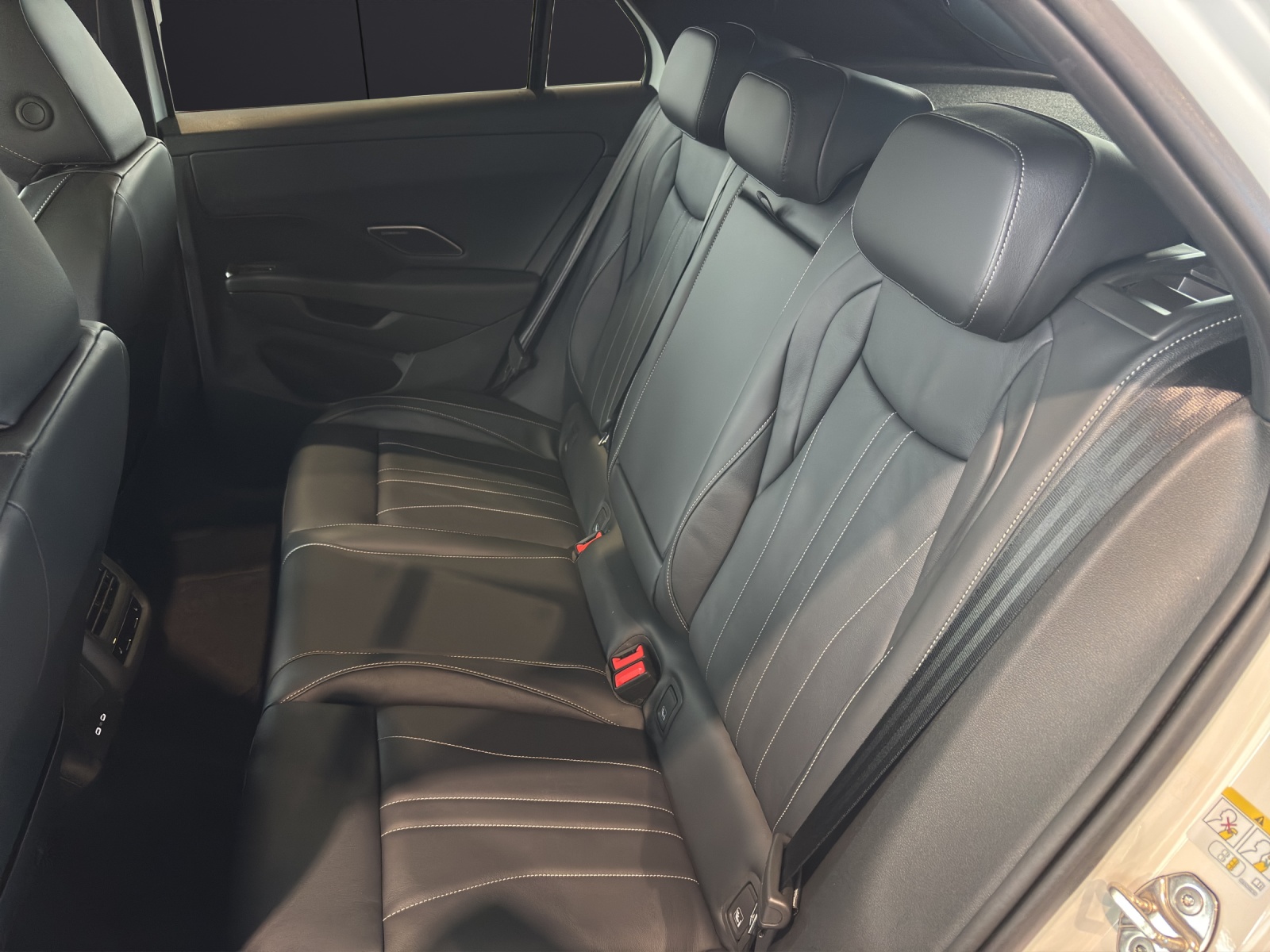 Fahrzeugabbildung Volkswagen T-Roc eTSI R-Line DSG Standhzg. Matrix AHK Navi AID Pano HUD Leder ACC RFK SHZ