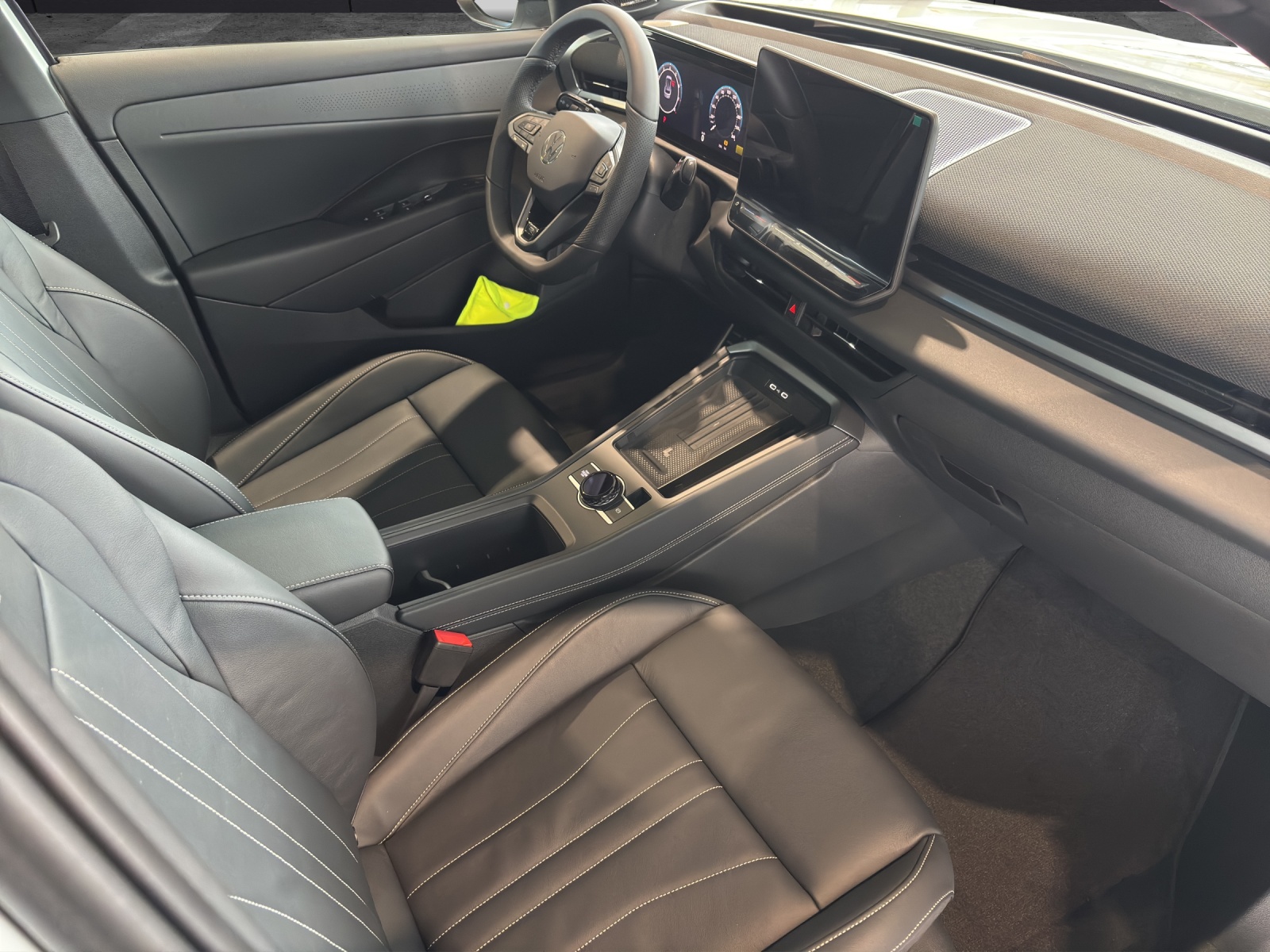 Fahrzeugabbildung Volkswagen T-Roc eTSI R-Line DSG Standhzg. Matrix AHK Navi AID Pano HUD Leder ACC RFK SHZ