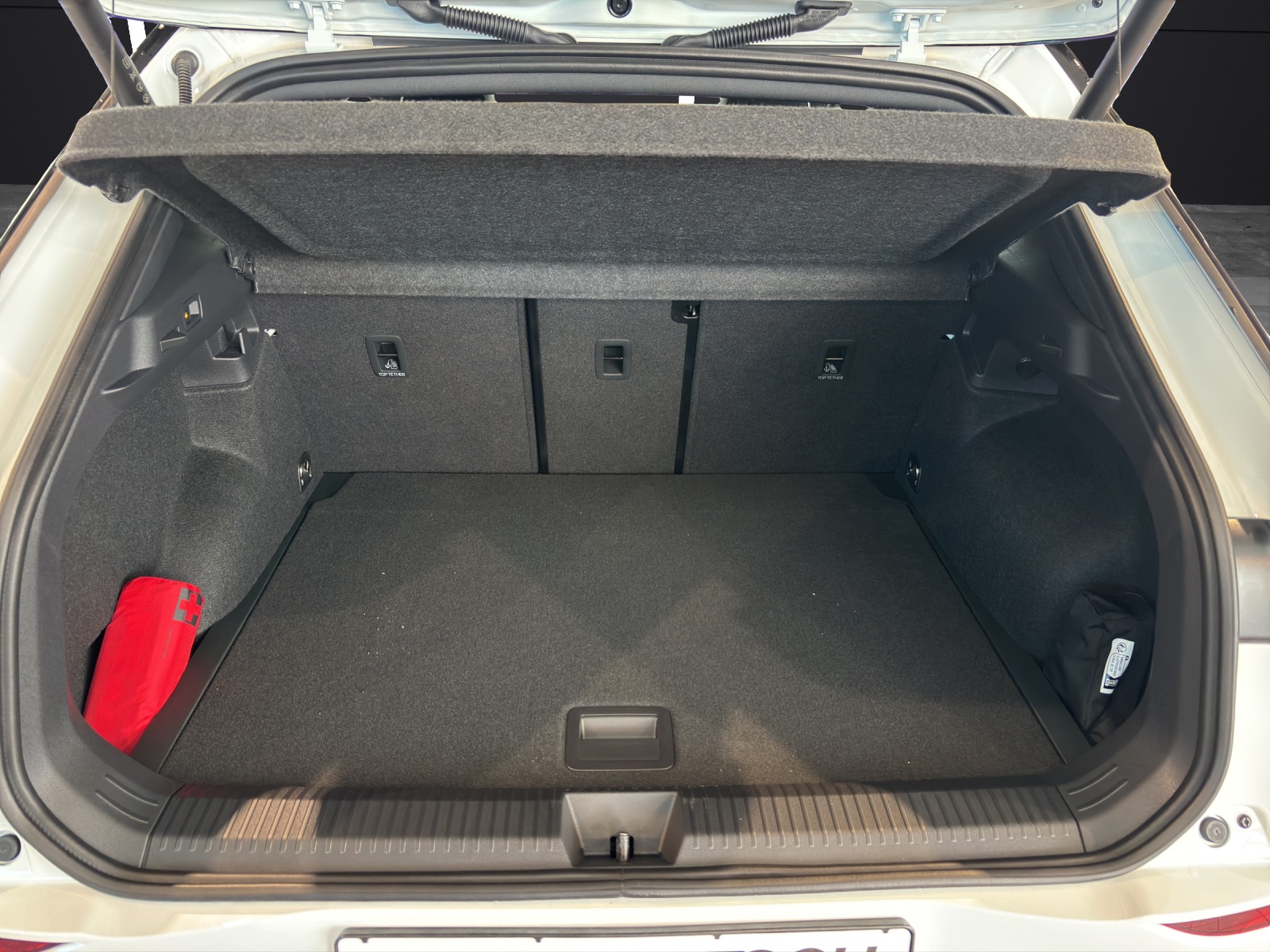 Fahrzeugabbildung Volkswagen T-Roc eTSI R-Line DSG Standhzg. Matrix AHK Navi AID Pano HUD Leder ACC RFK SHZ
