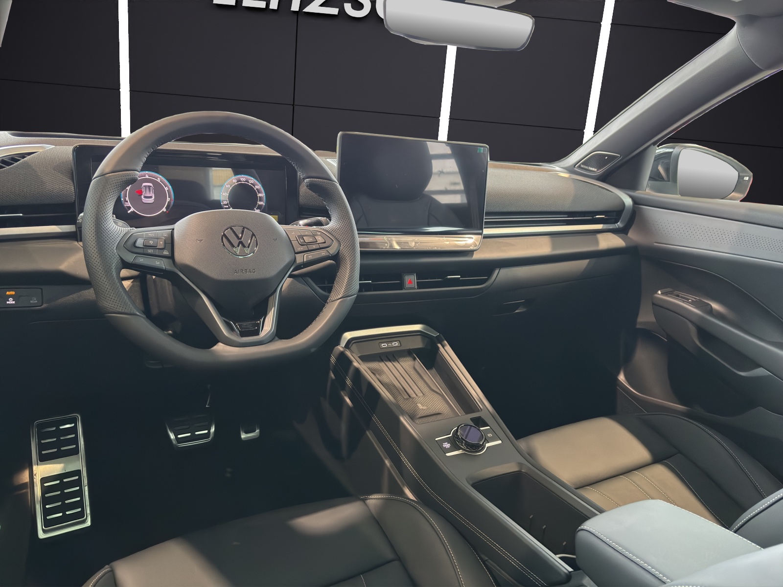 Fahrzeugabbildung Volkswagen T-Roc eTSI R-Line DSG Standhzg. Matrix AHK Navi AID Pano HUD Leder ACC RFK SHZ