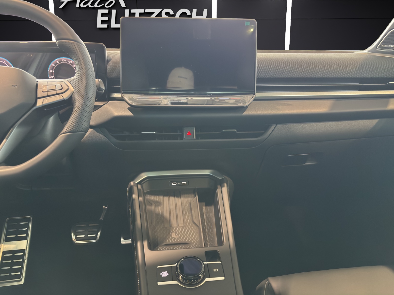 Fahrzeugabbildung Volkswagen T-Roc eTSI R-Line DSG Standhzg. Matrix AHK Navi AID Pano HUD Leder ACC RFK SHZ